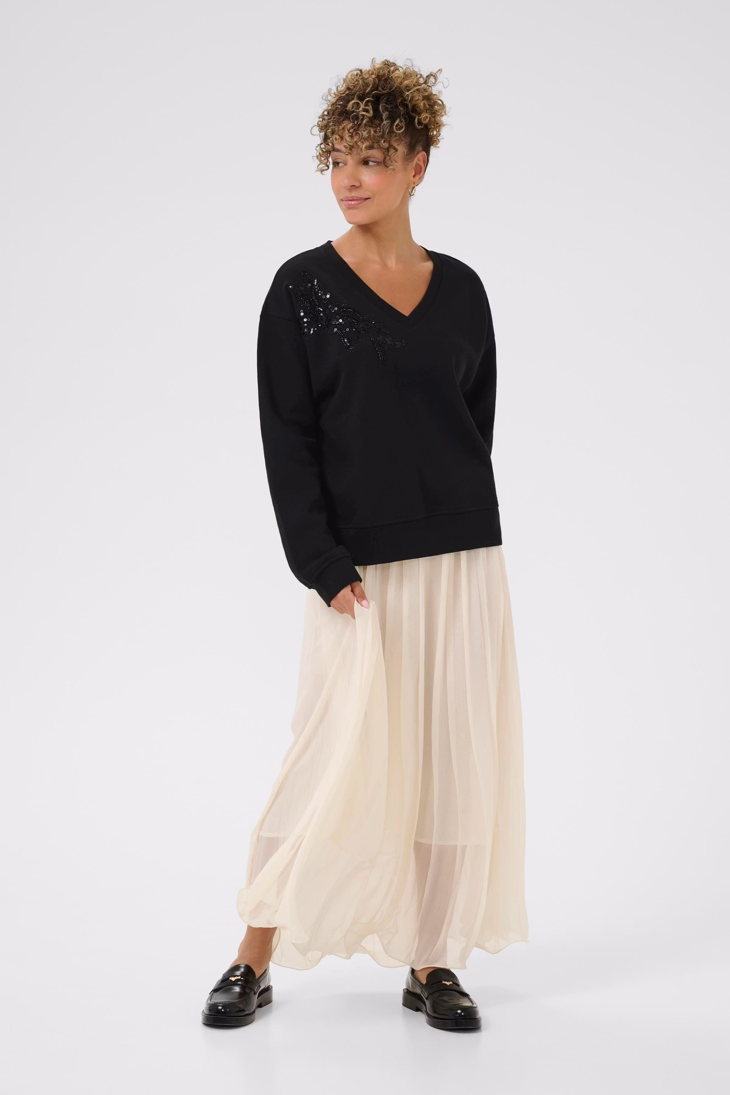 CREdith Sweatshirt LOOKBOOK FRONT 10614576-100120