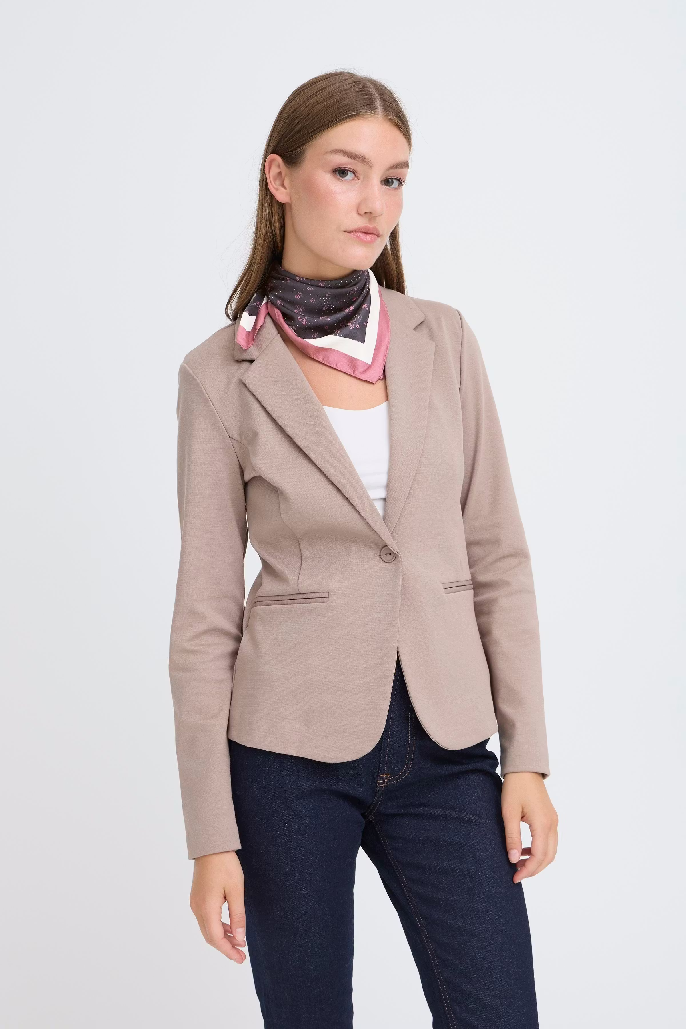 IALANORA Skjerf LOOKBOOK FRONT 20124780-194008