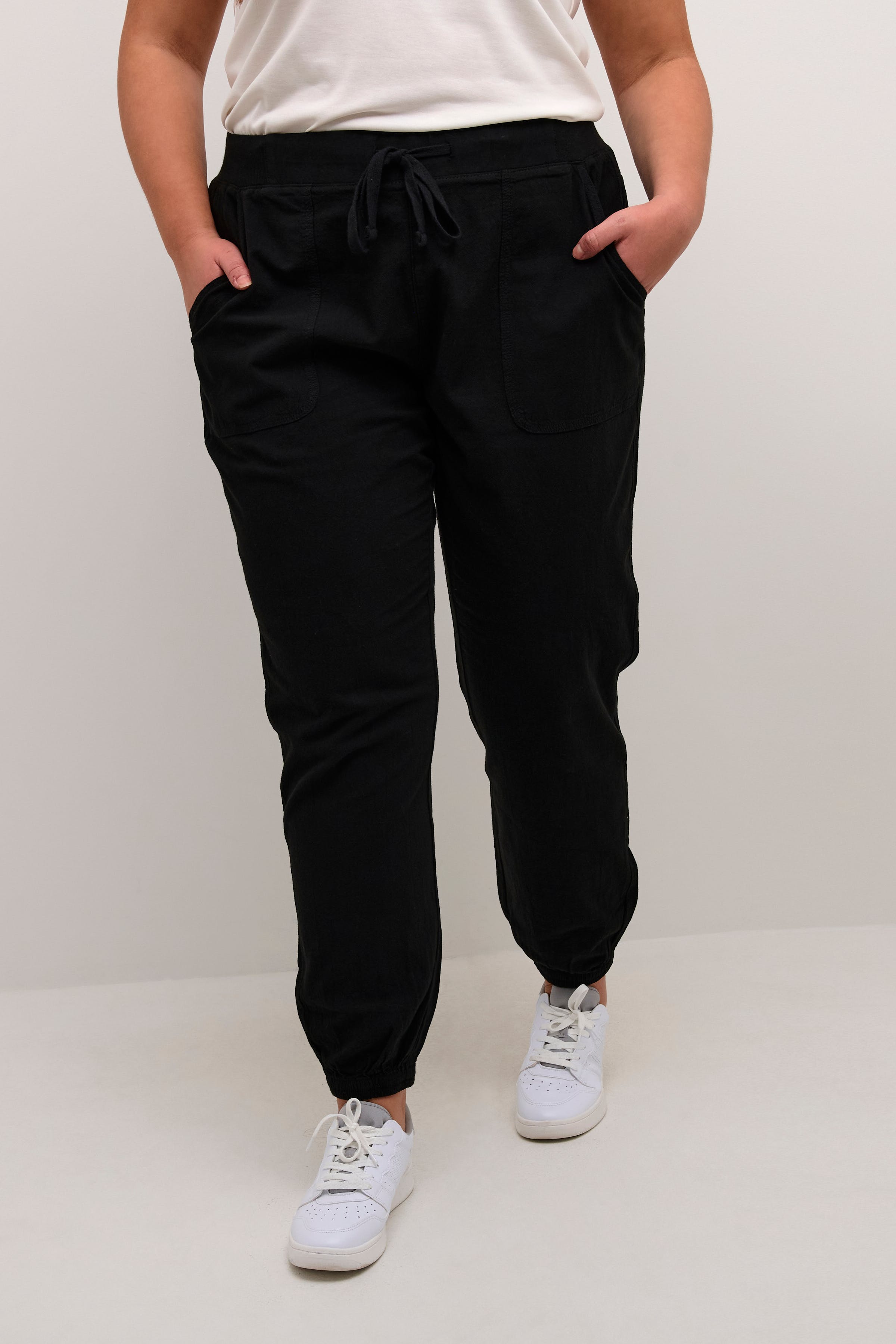 KCnana Trousers LOOKBOOK FRONT 10581492-100121