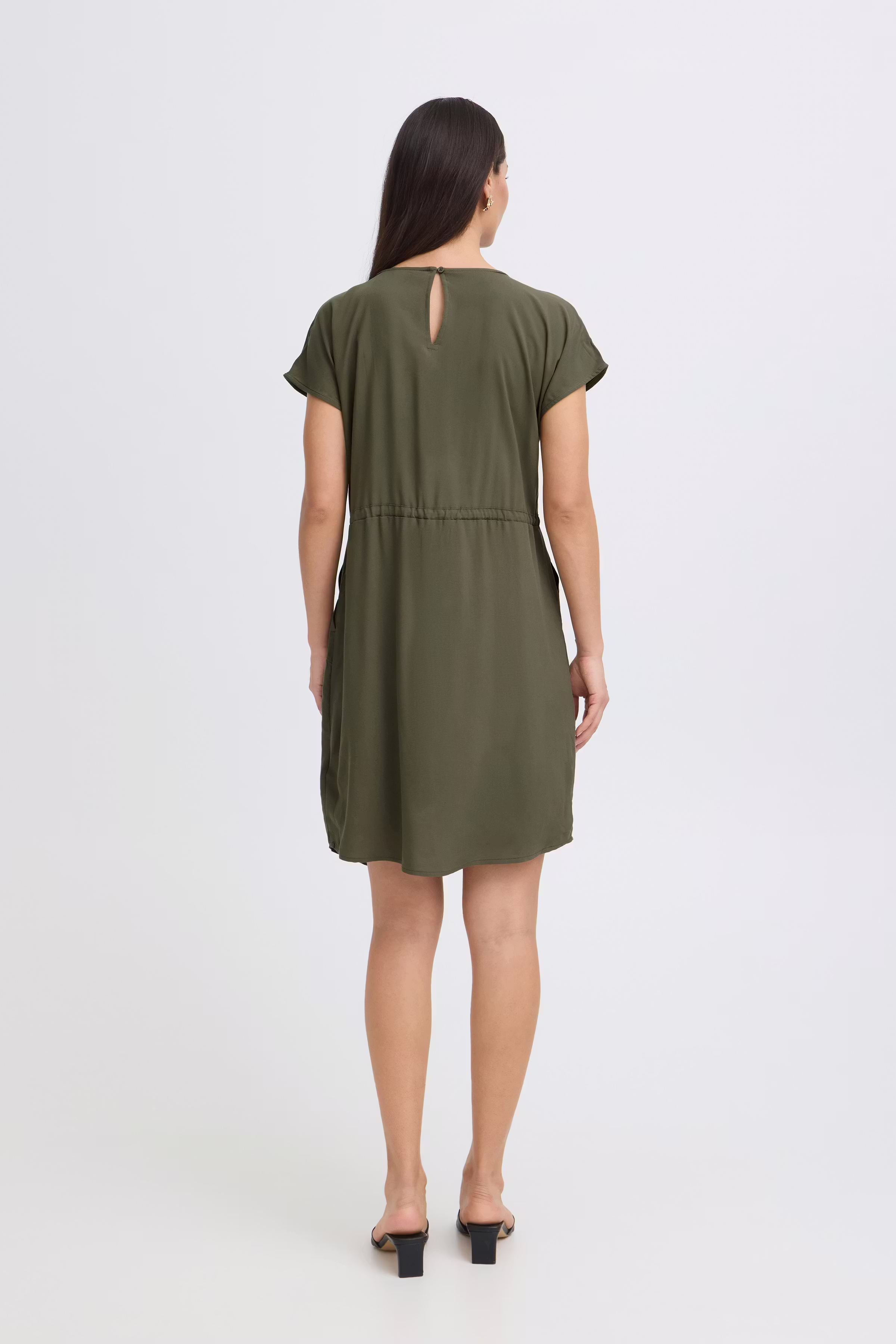 BYMMJOELLA Kleid LOOKBOOK BACK 20811226-190510