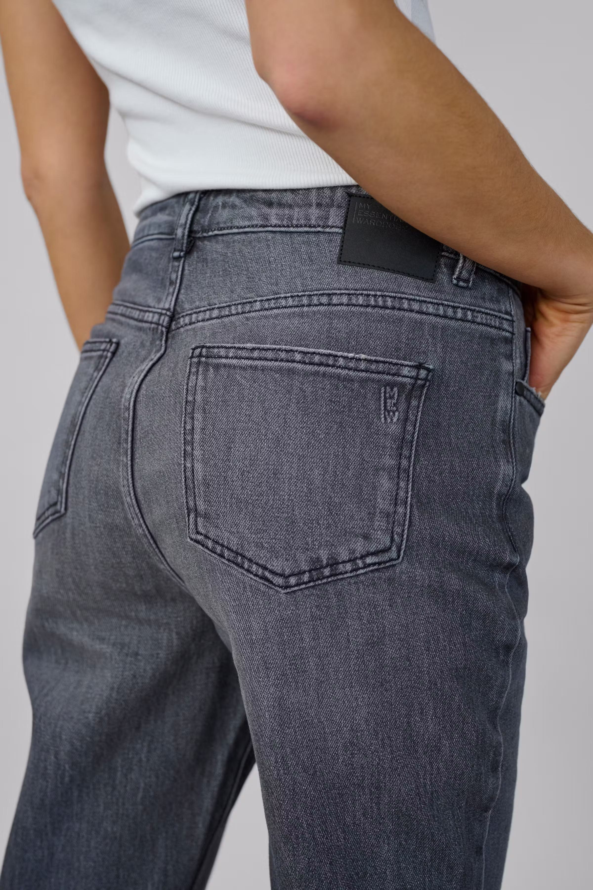 07 THE ISA HIGH STRAIGHT JEANS LOOKBOOK DETAIL 10705264-100087