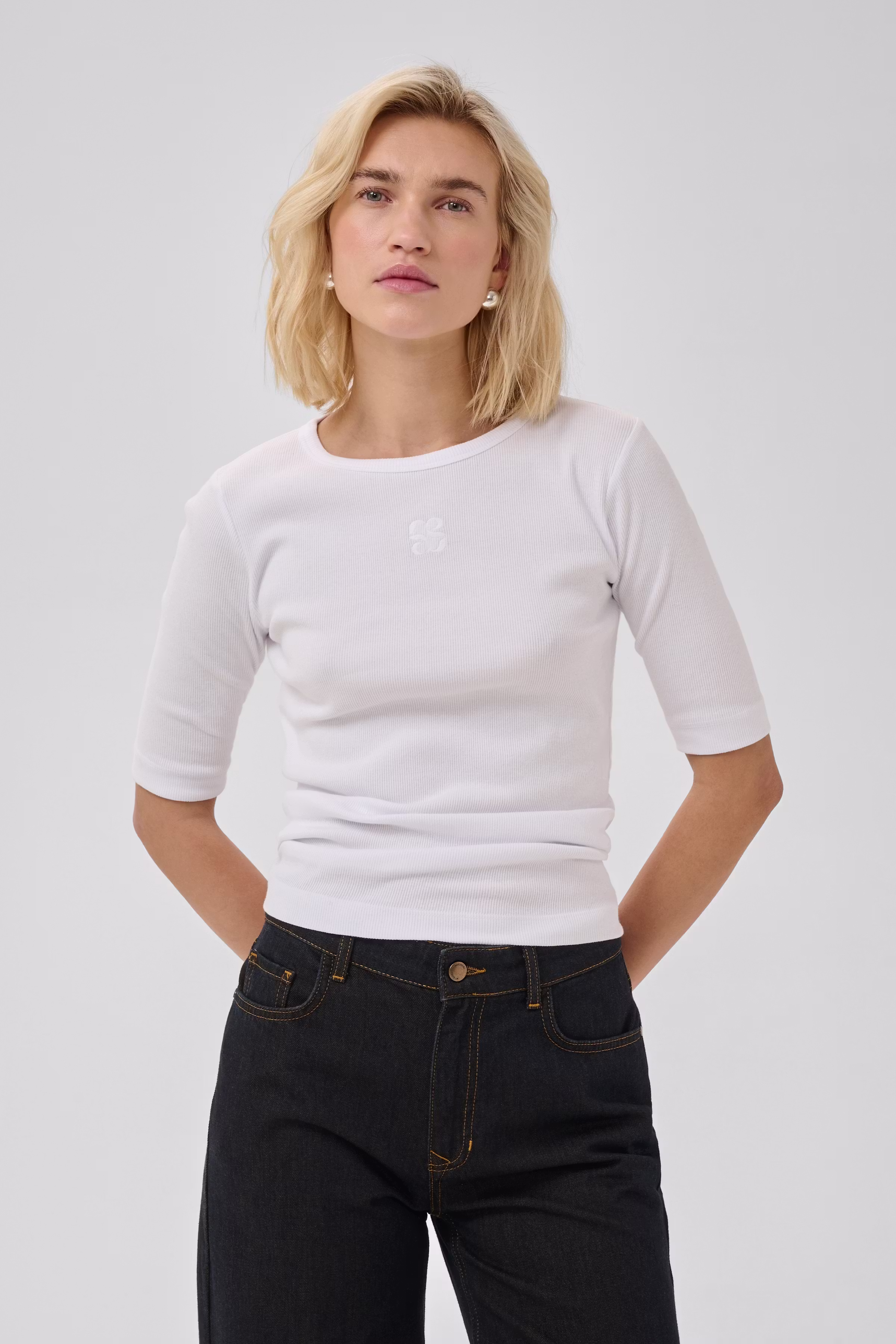 MWMandy T-shirt LOOKBOOK FRONT 10705671-110601
