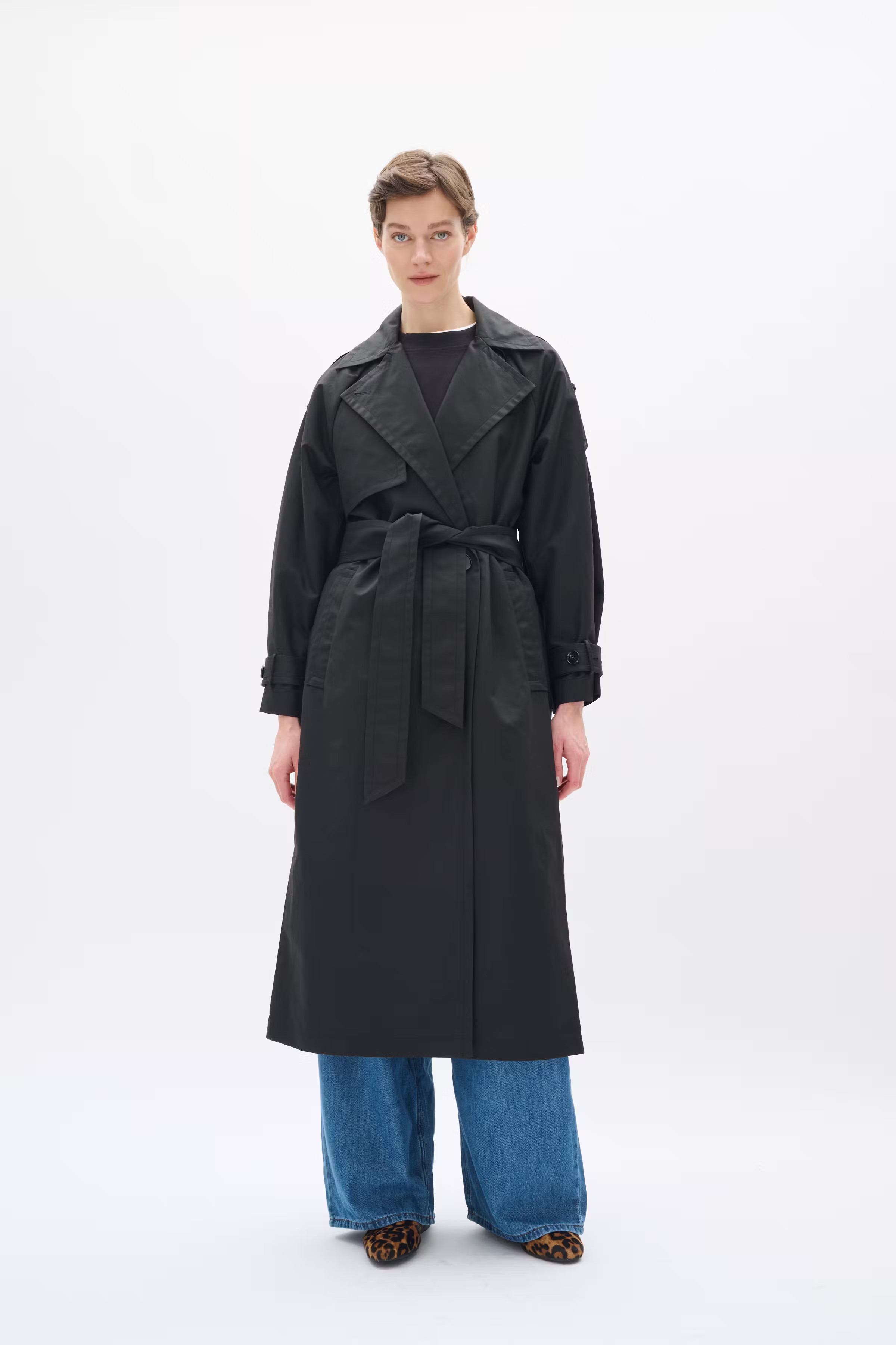 ToiniIW Mantel LOOKBOOK FRONT 30109027-194008