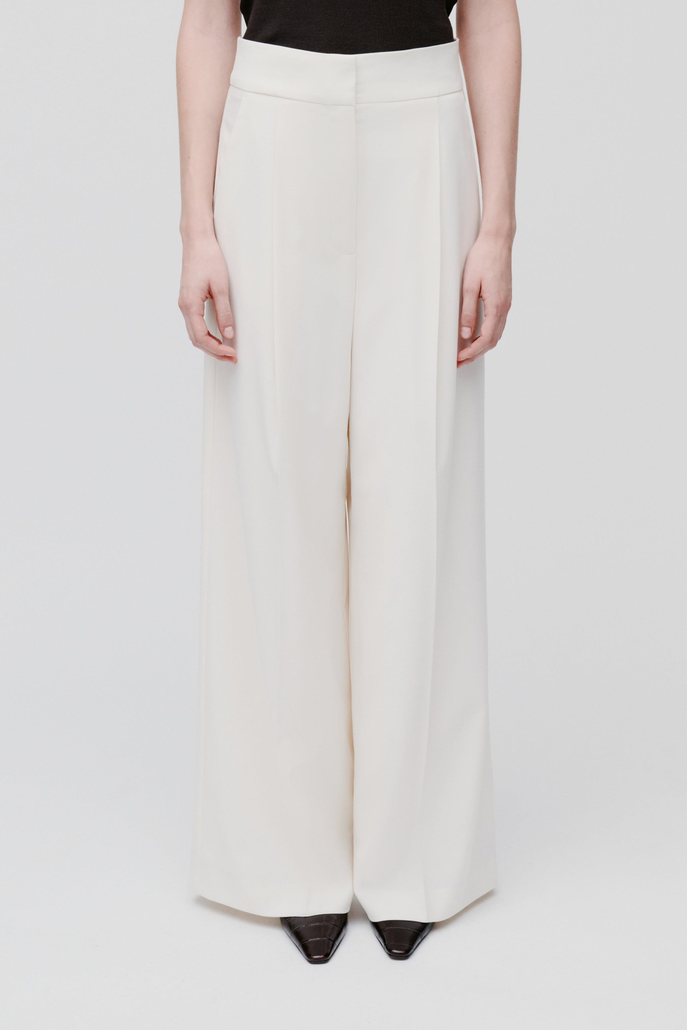 PRESCILLIA SUE Hose LOOKBOOK FRONT 30600623-WH010