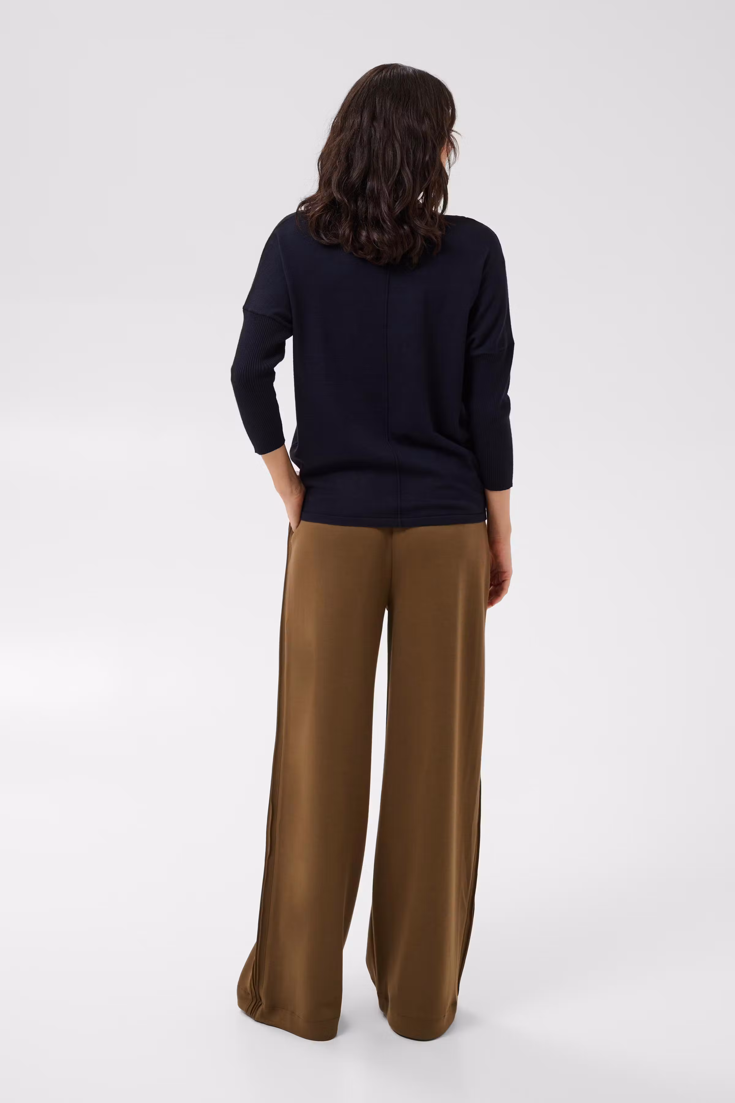 MilaSZ R-Neck Pullover
 LOOKBOOK BACK 30500003-193924