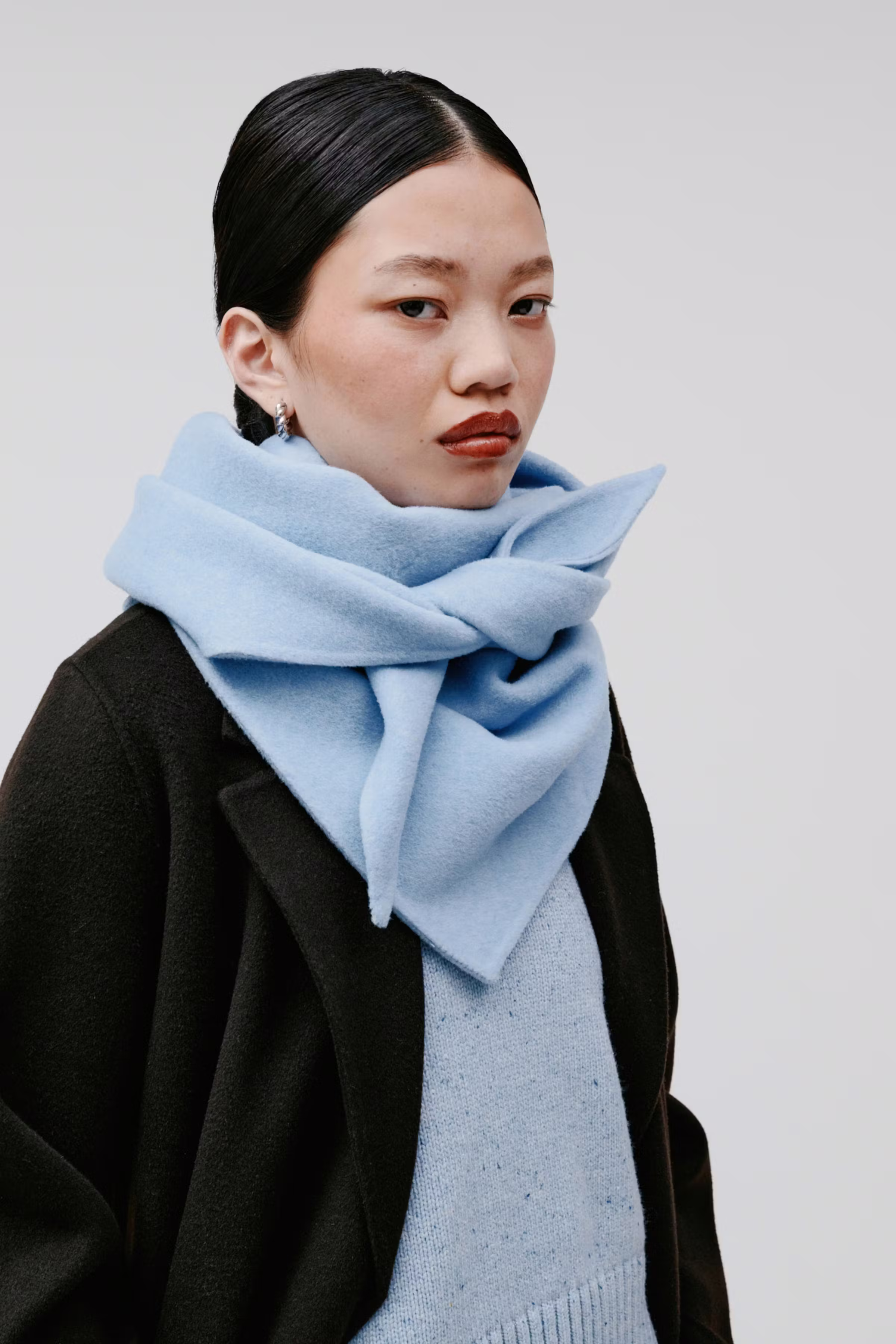 ARIANA Scarf LOOKBOOK FRONT 30600715-BL833