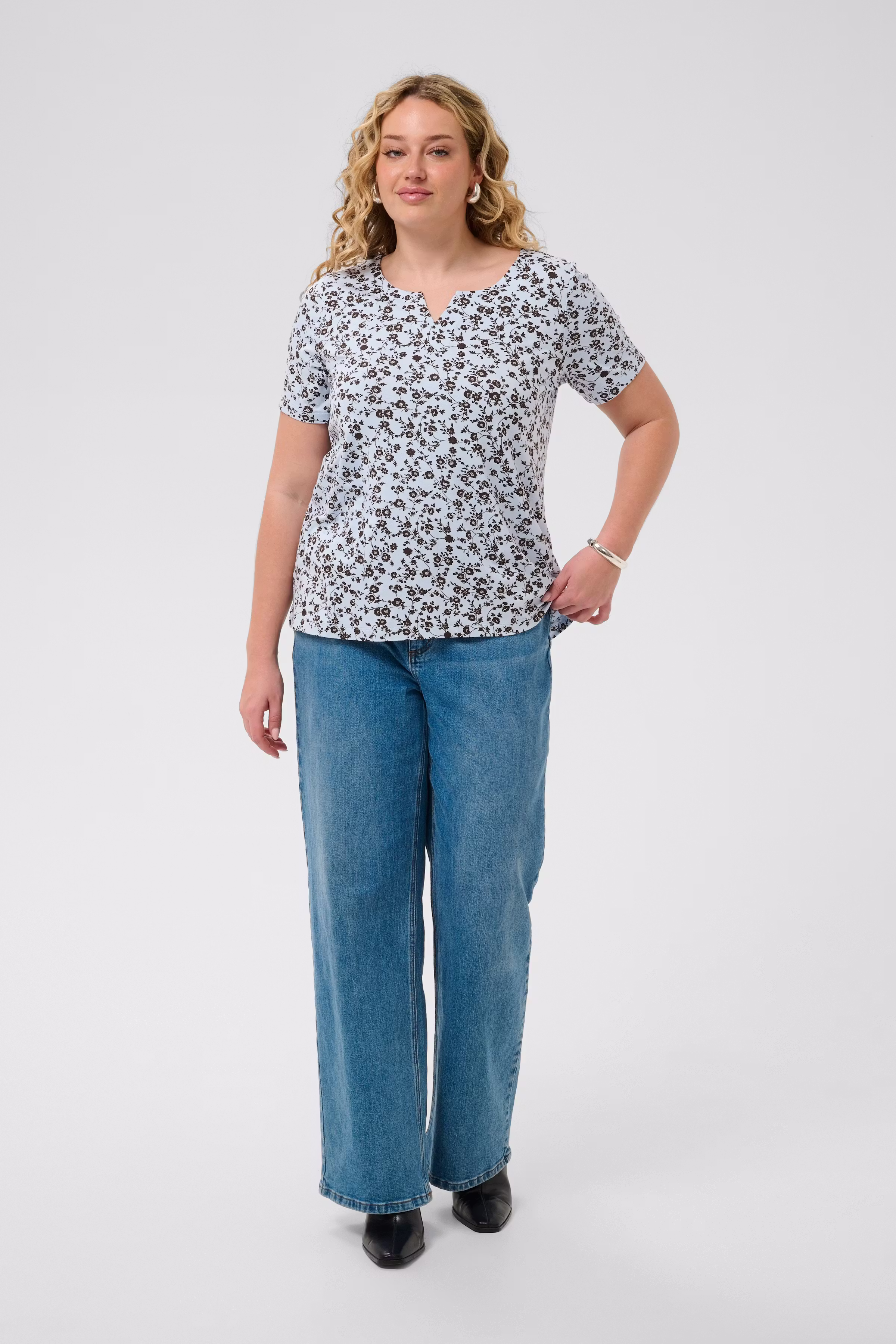 KCmella T-shirt LOOKBOOK FRONT 10582230-109669