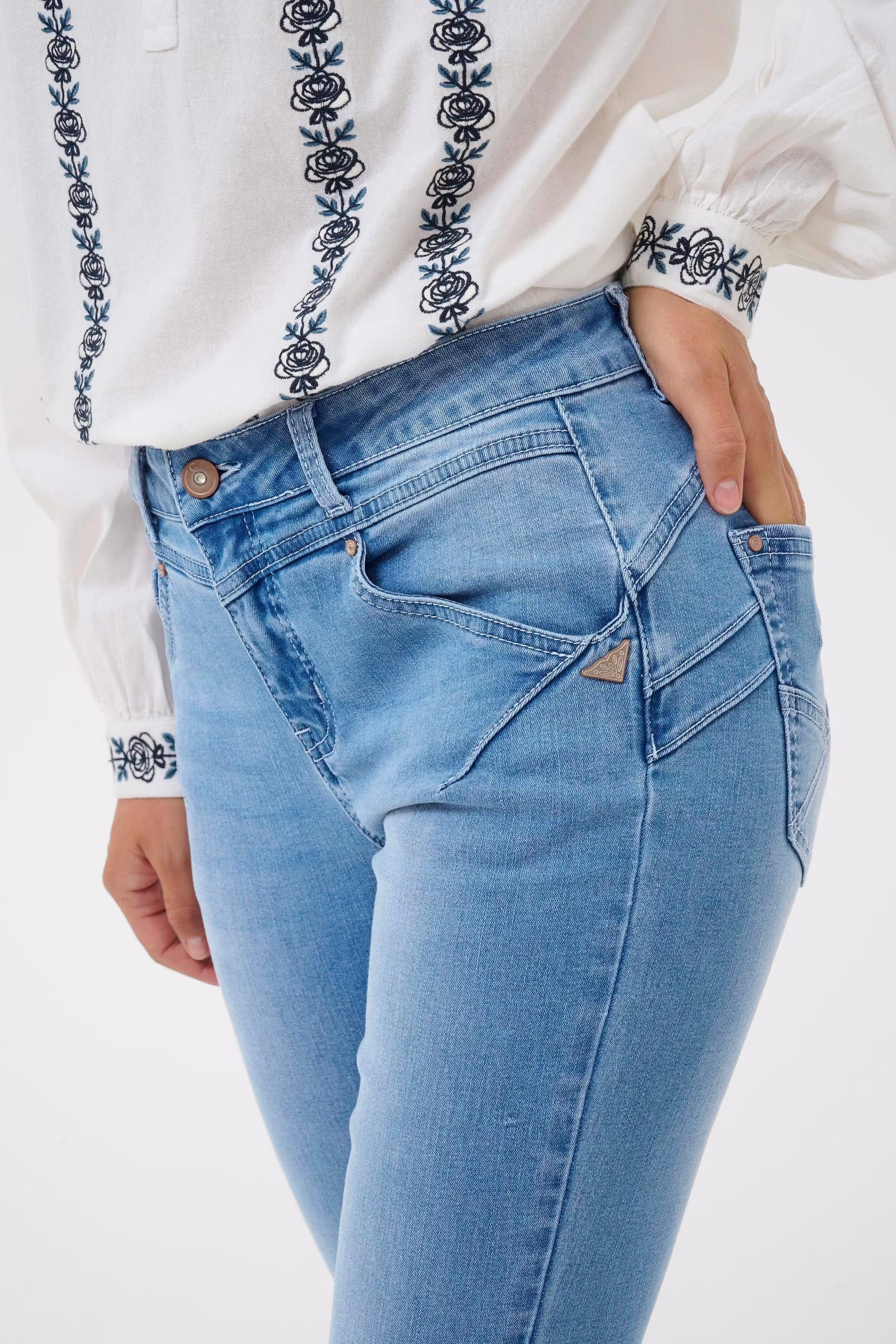 CRAmalie Bootcut Jeans LOOKBOOK DETAIL 10650697-108844