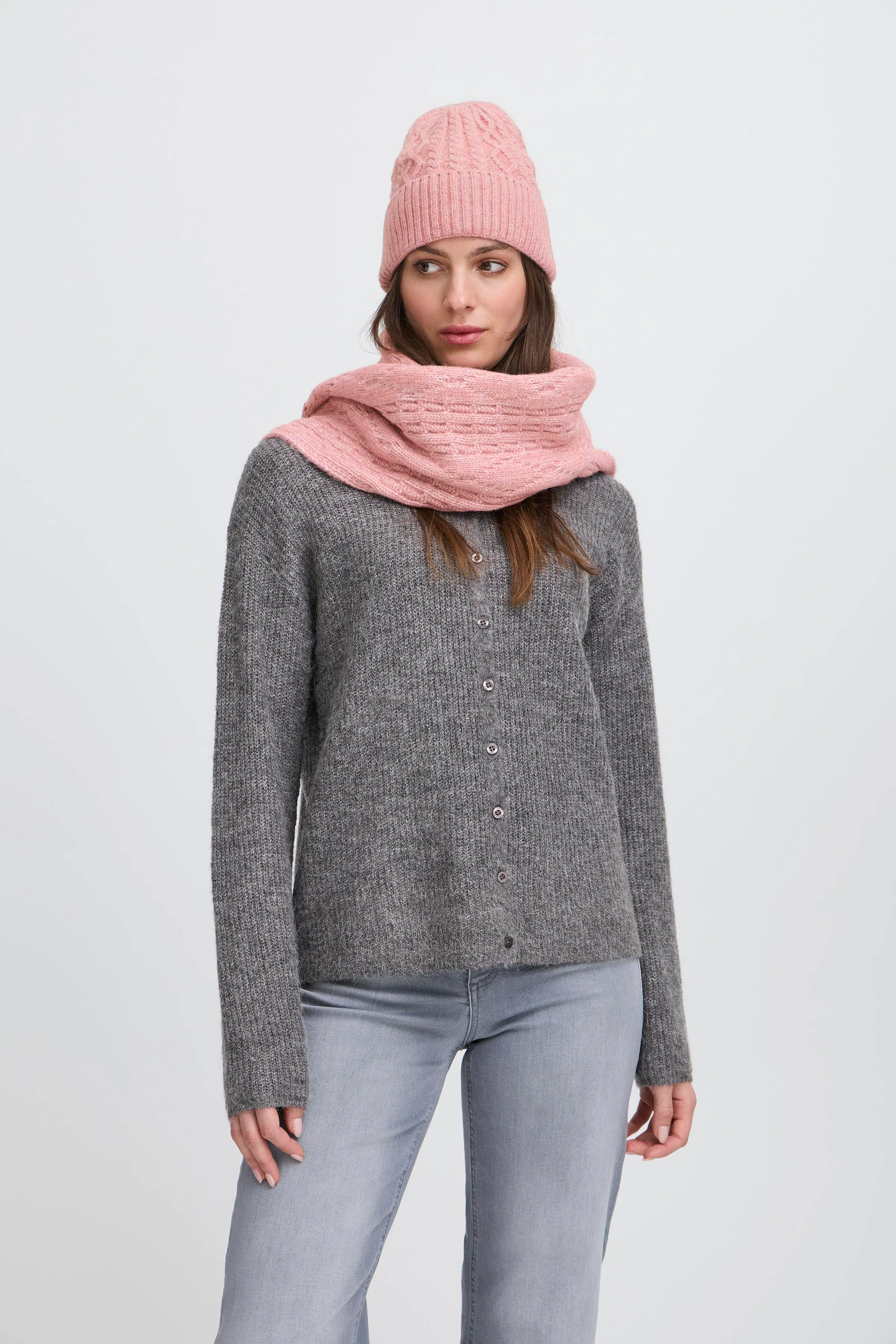 IALUCY Skjerf LOOKBOOK FRONT 20124378-1519061
