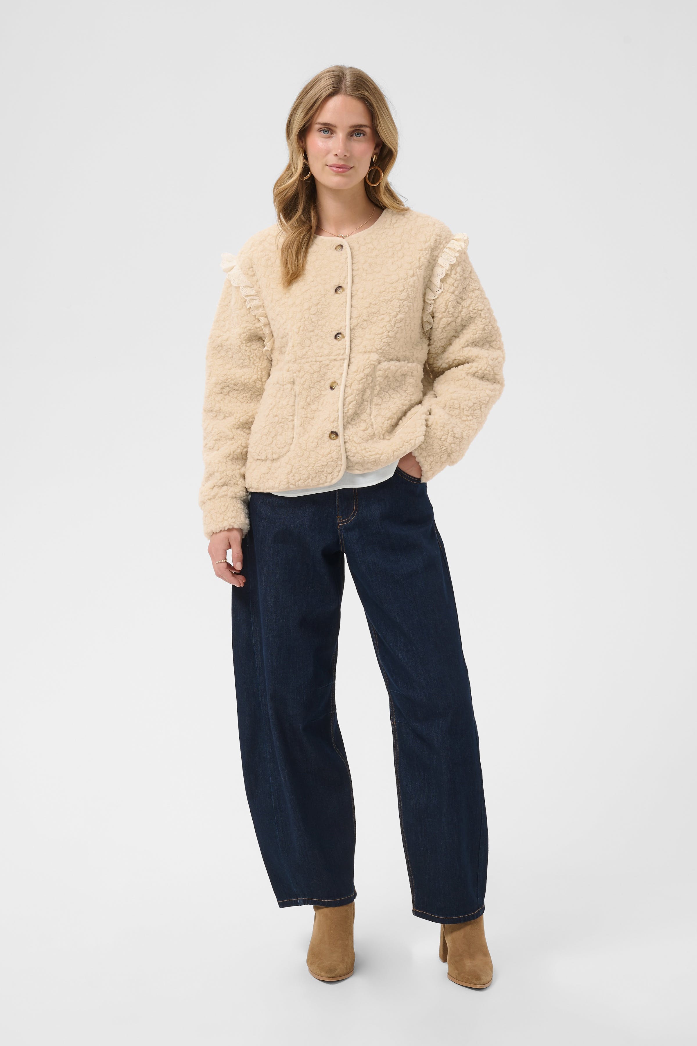 CRRana Shorts LOOKBOOK FRONT 10615559-130401