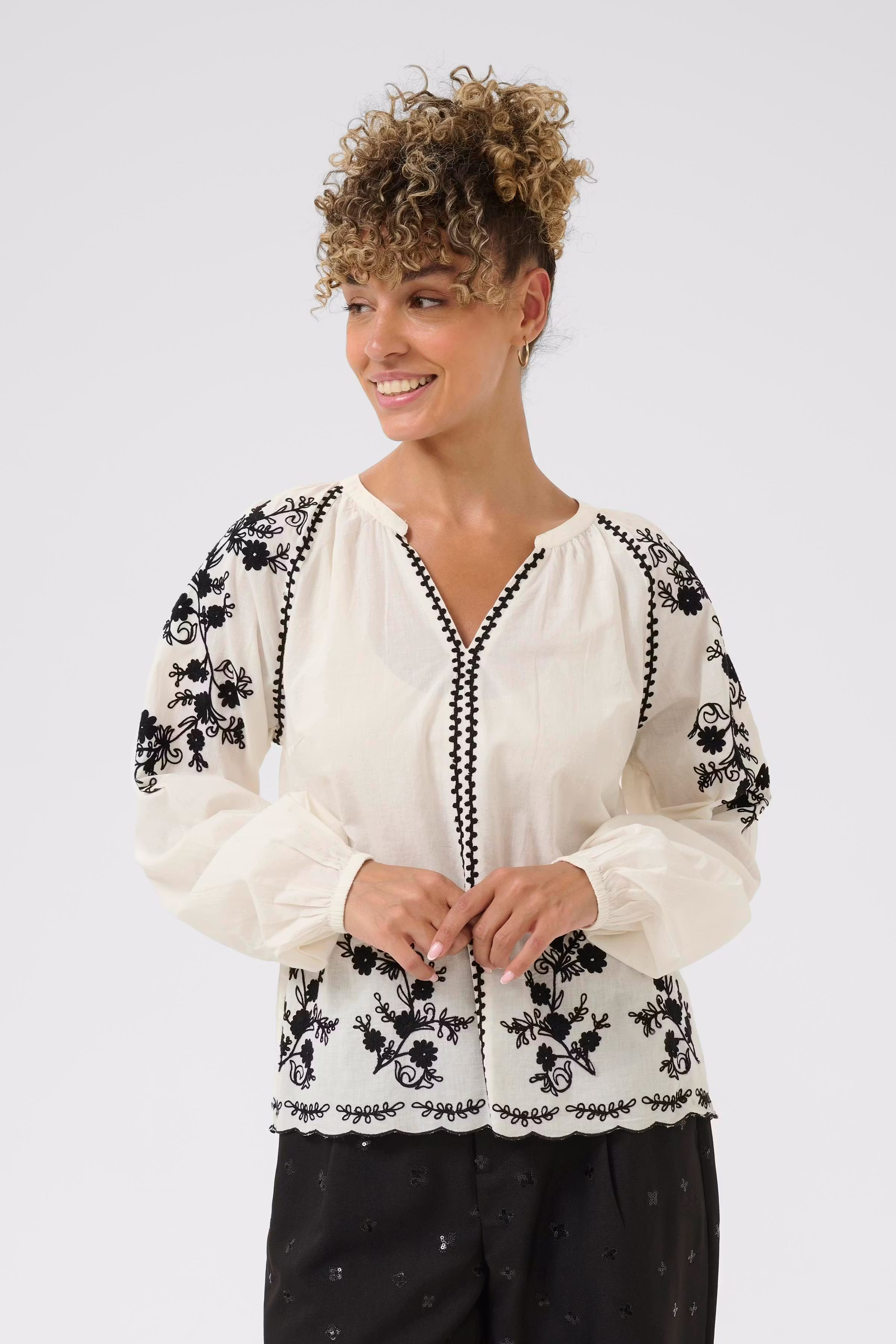 CRSarah Blouse LOOKBOOK FRONT 10614414-110701