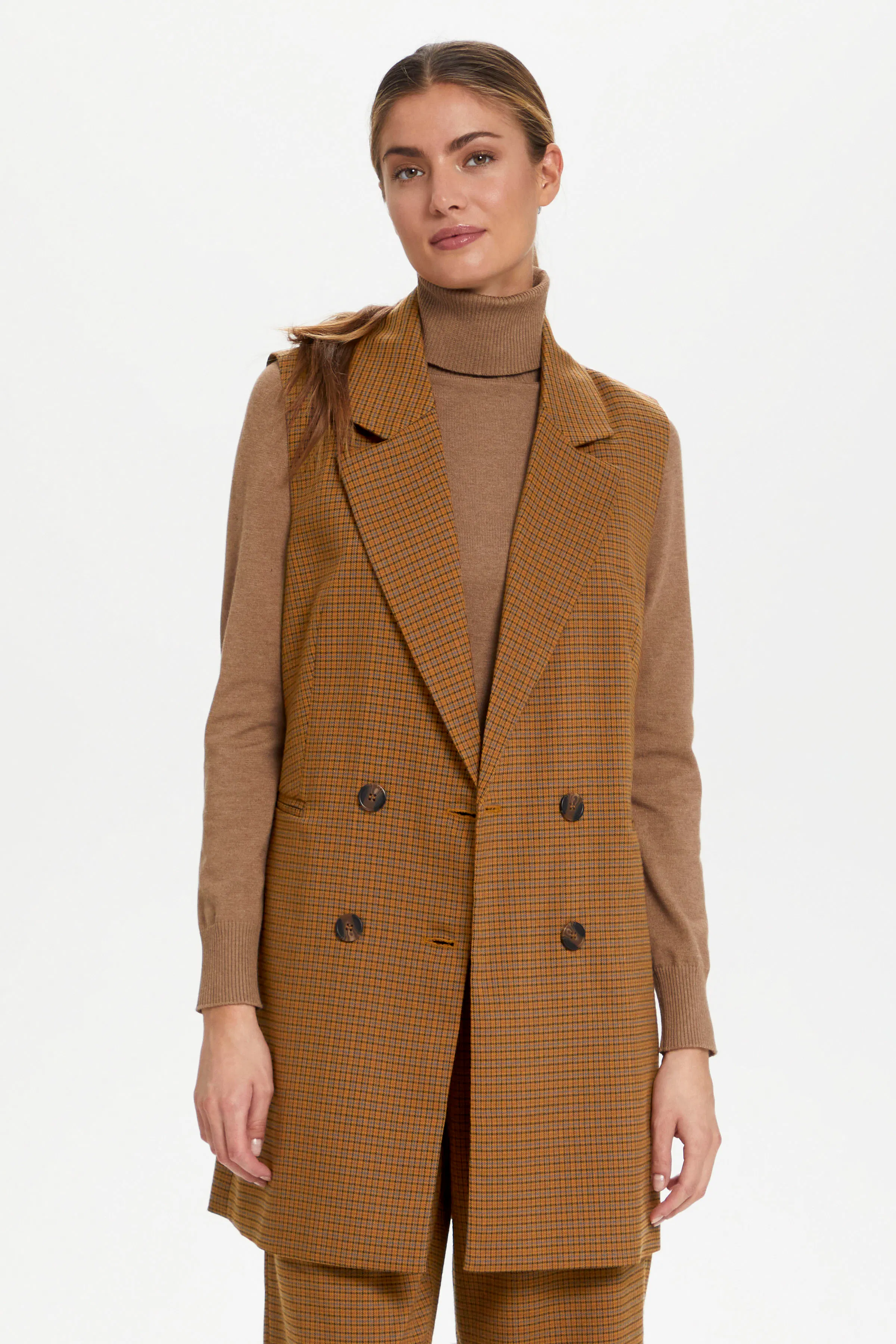 KisSZ Vest

 LOOKBOOK FRONT 30511657-190912