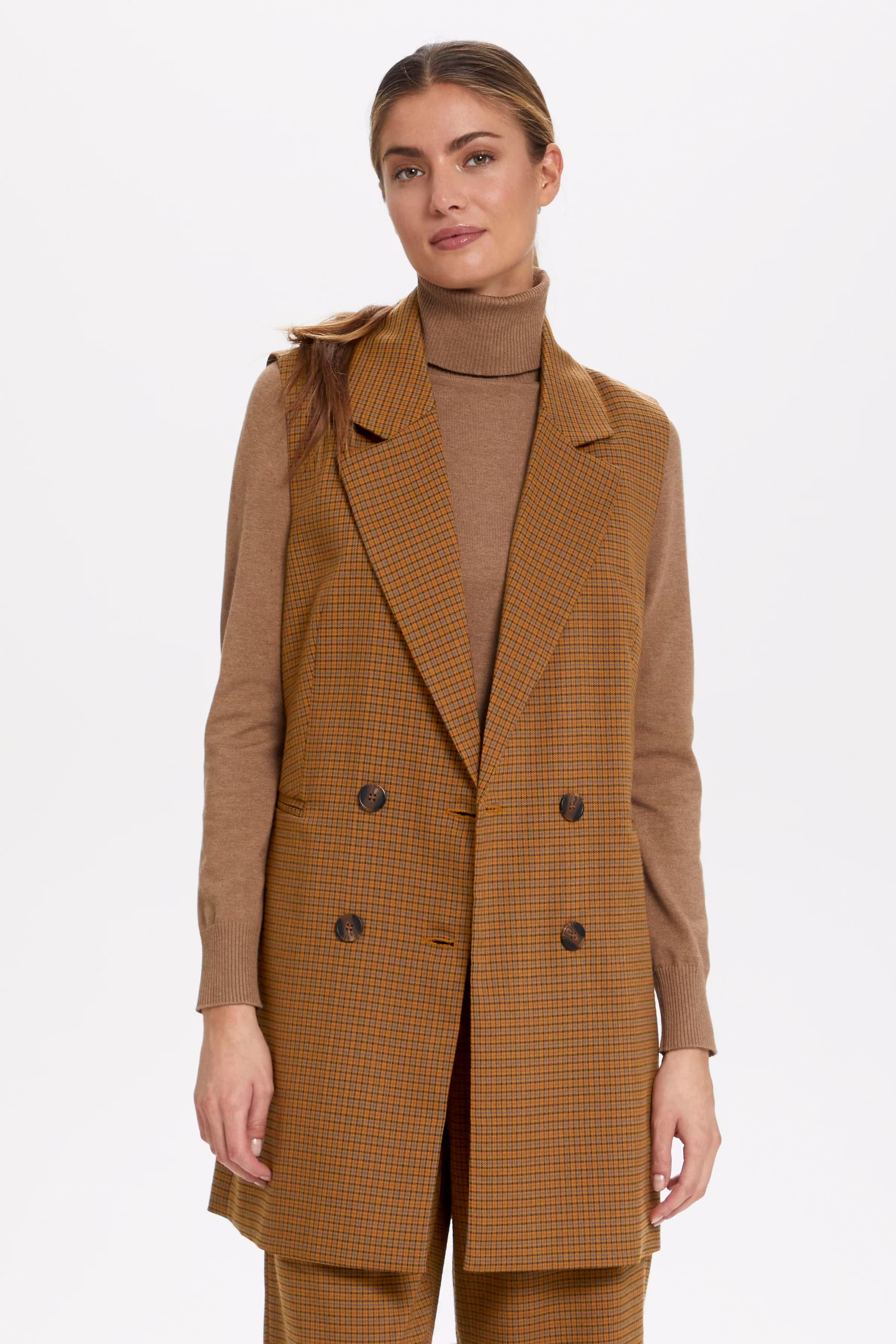 KisSZ Vest

 LOOKBOOK FRONT 30511657-190912