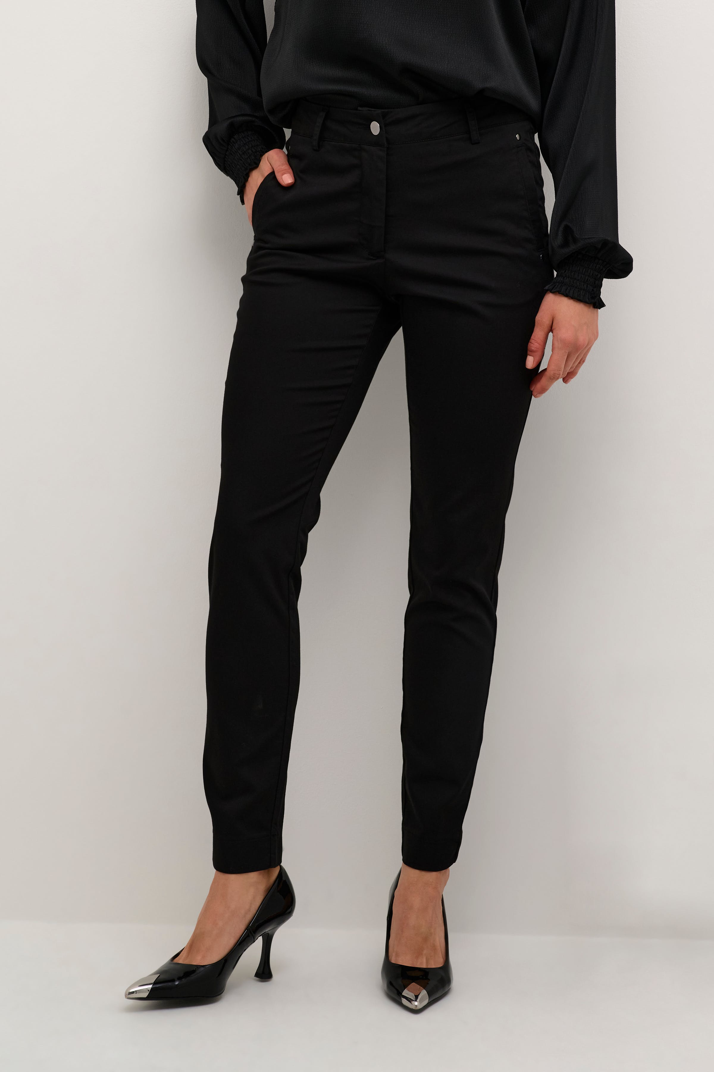 KAlea Trousers LOOKBOOK FRONT 10508120-100121