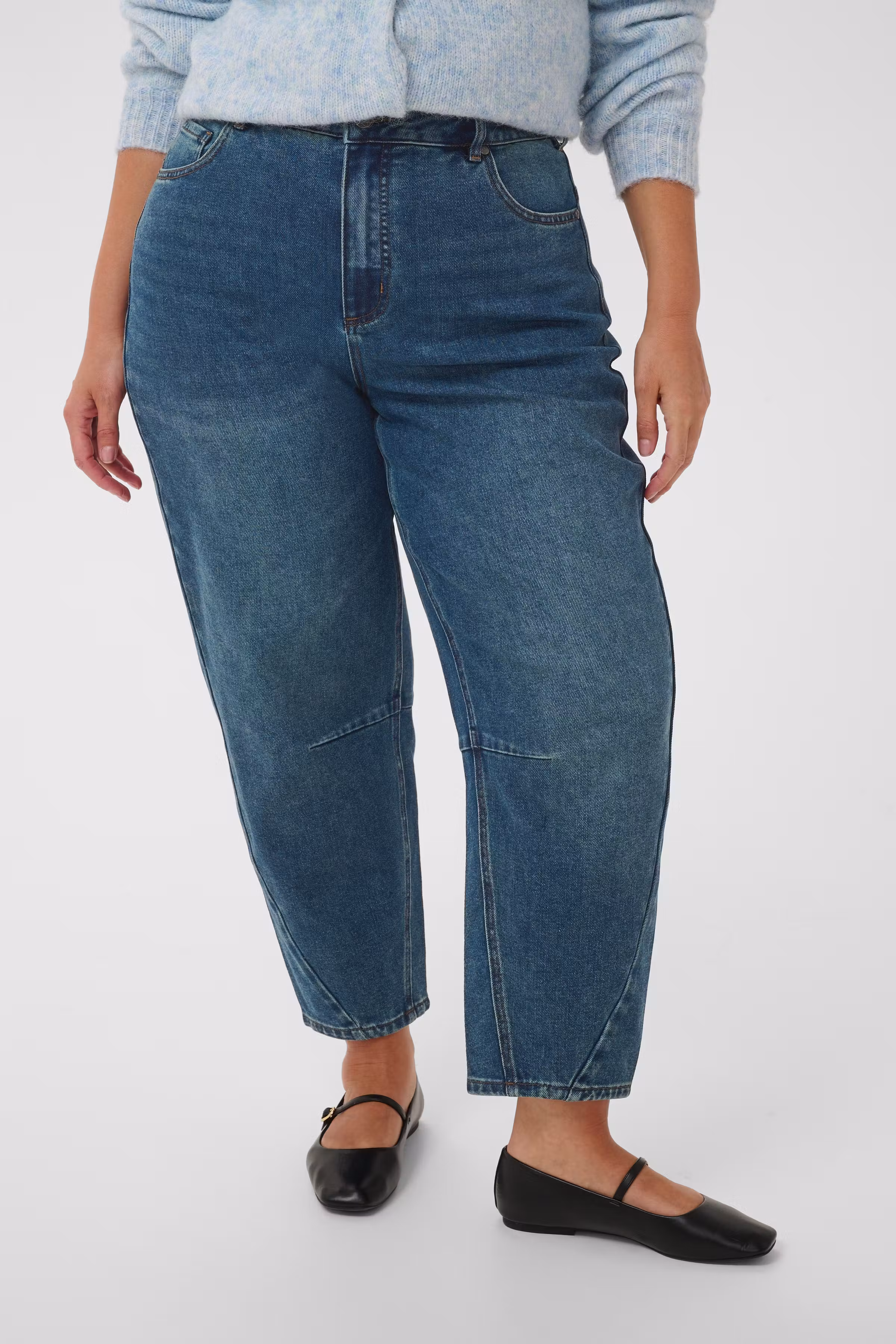 KCninna Cropped Barrel Jeans LOOKBOOK FRONT 10584035-110018
