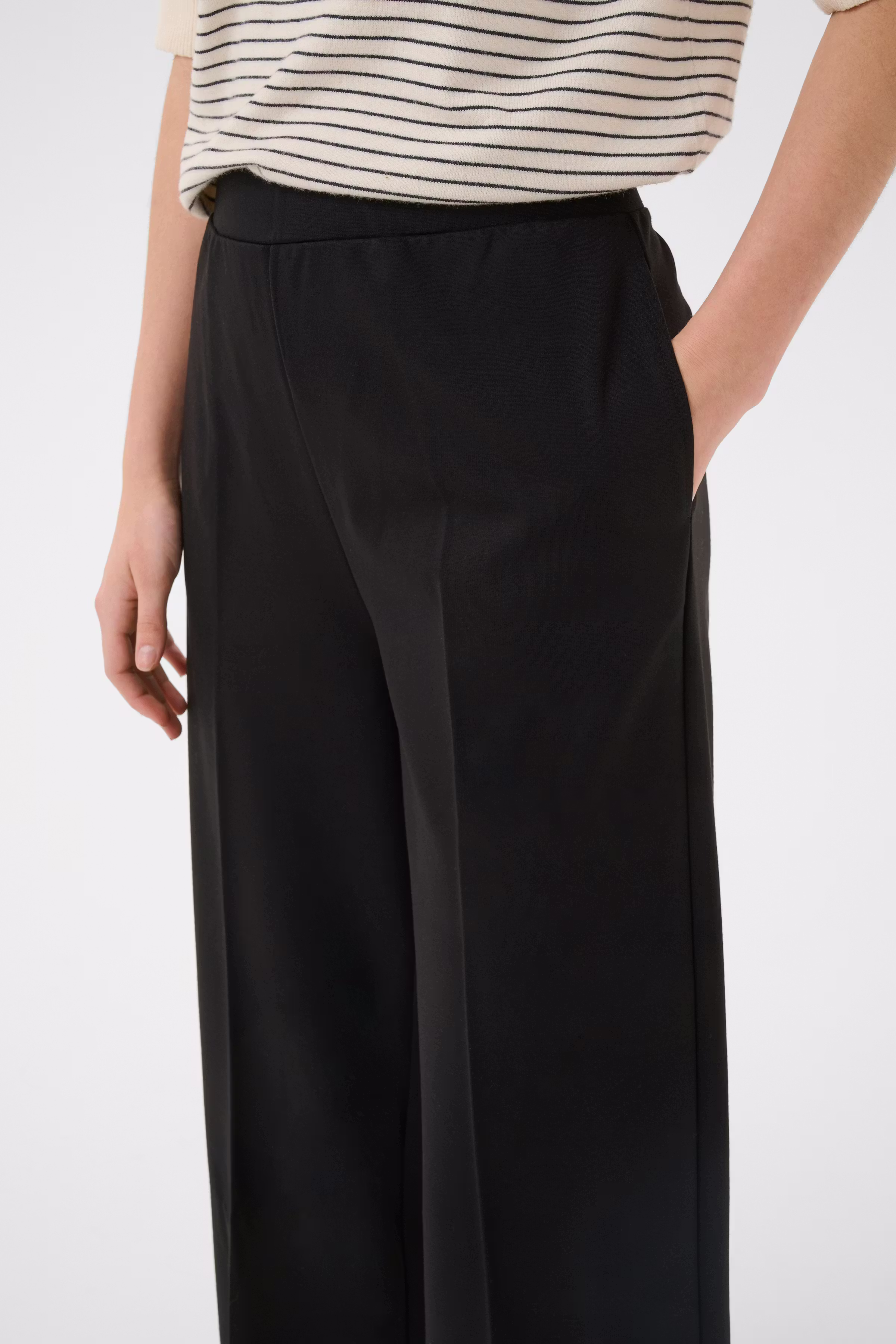 ConchitaPW Hose LOOKBOOK DETAIL 30310923-194008