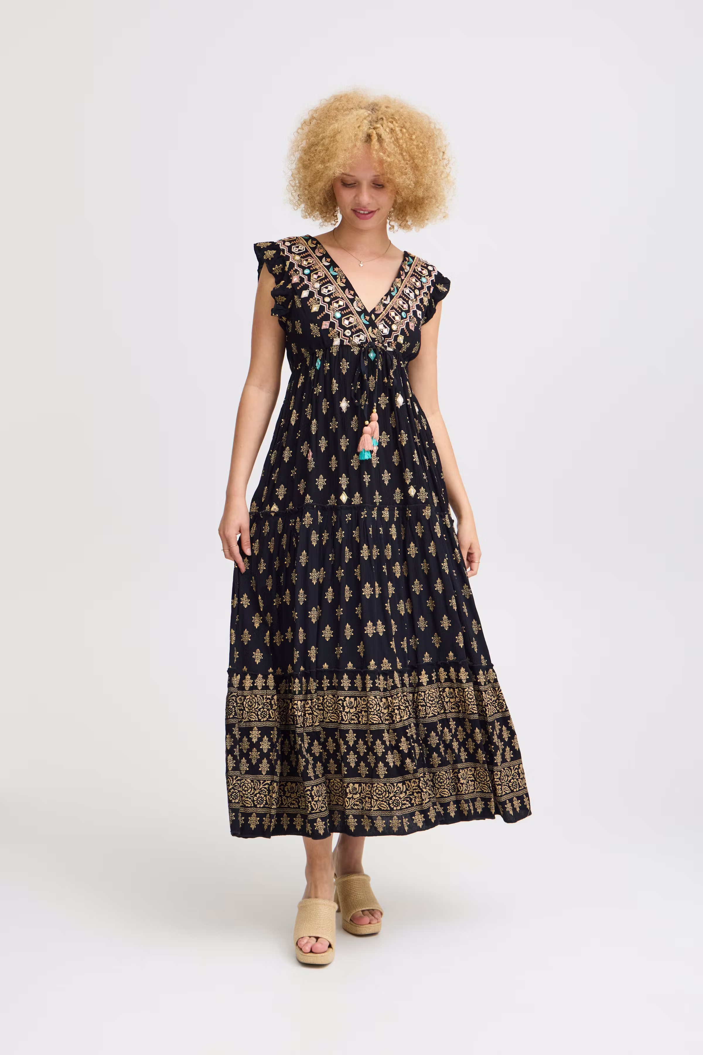 SBKAETE Kjole LOOKBOOK FRONT 22100668-190303