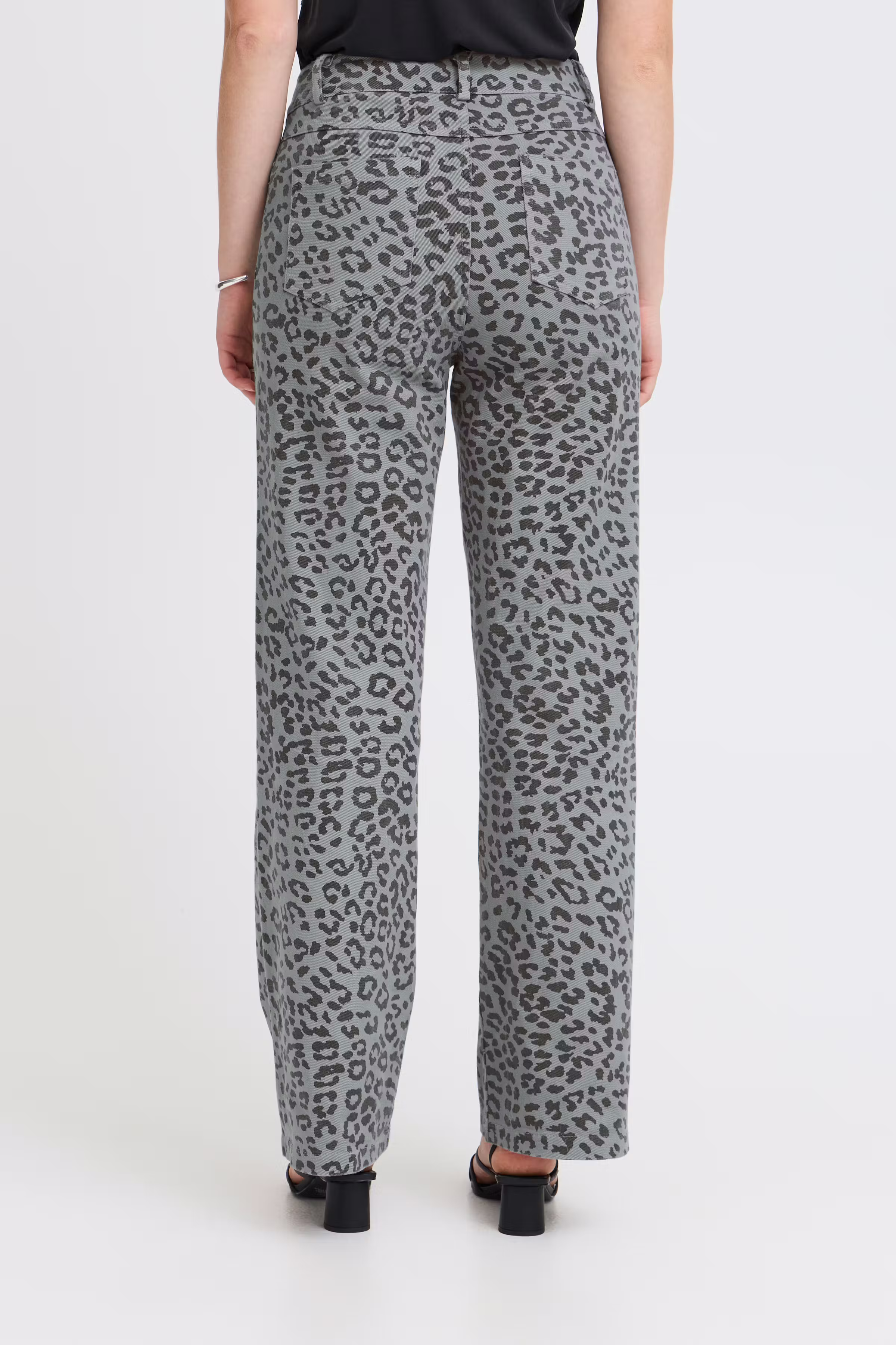 IXJILLA Jeans LOOKBOOK BACK 20123229-205225