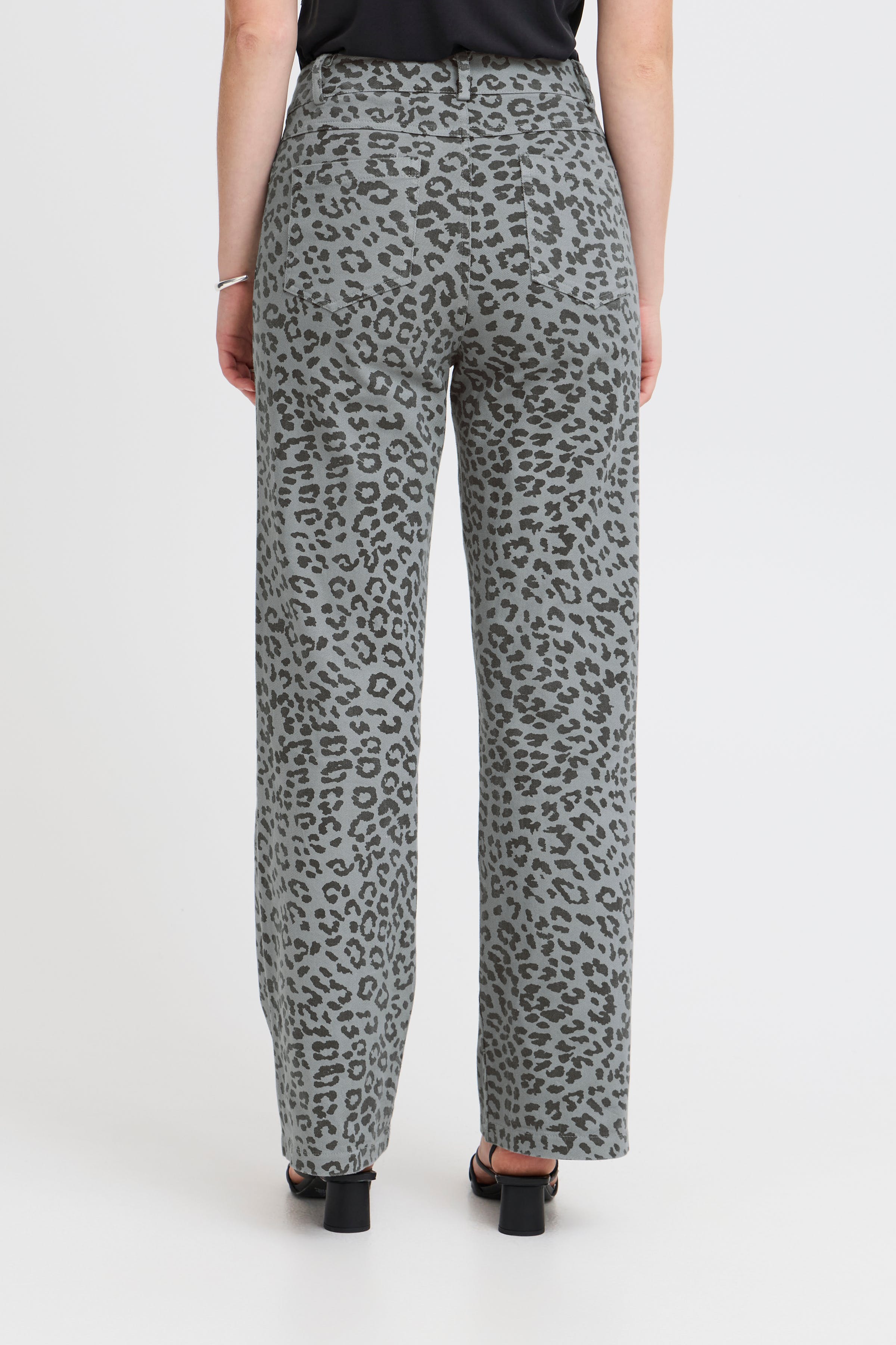 IXJILLA Jeans LOOKBOOK BACK 20123229-205225