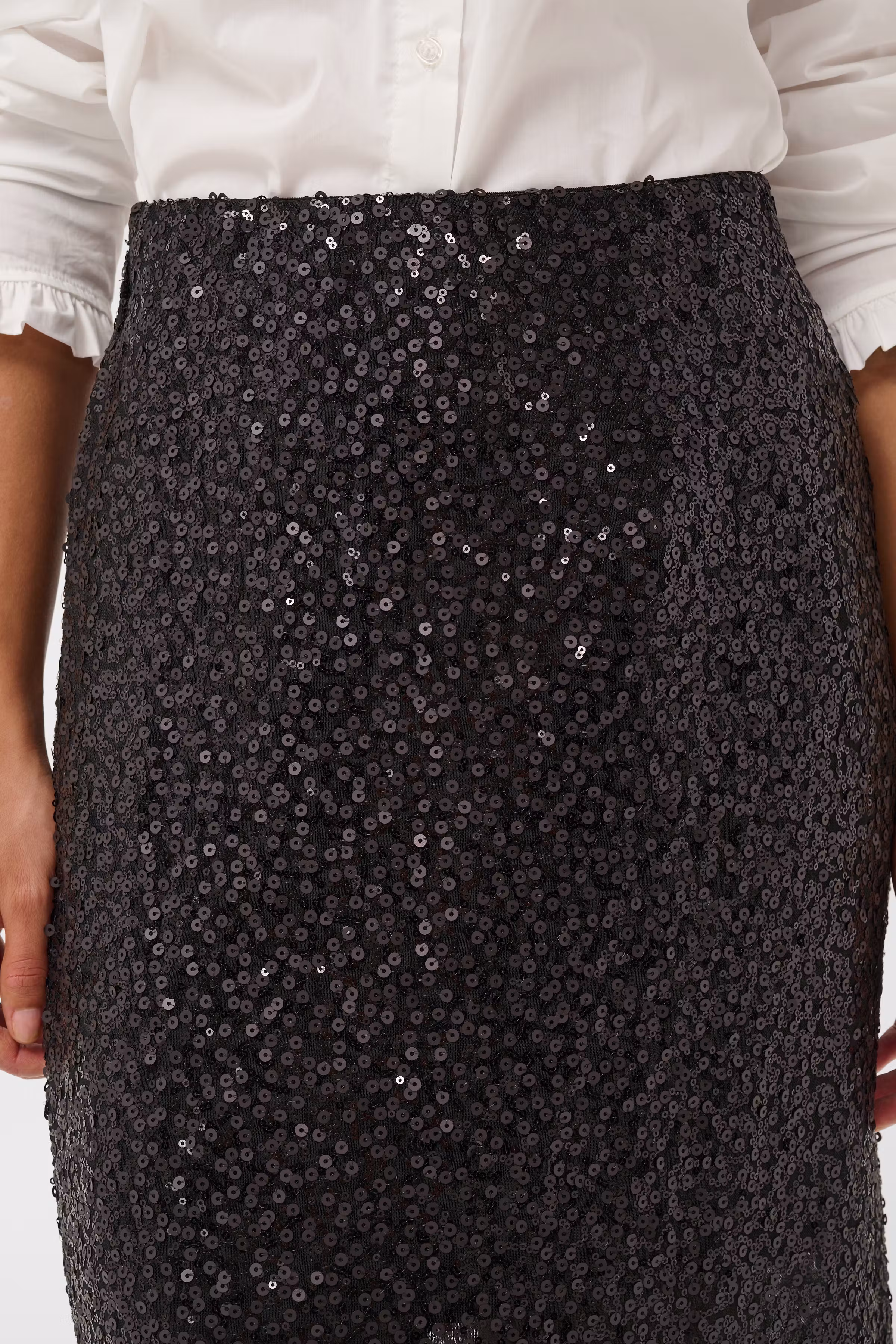 CUNYNNA Sequin skirt
 LOOKBOOK DETAIL 50114029-194008