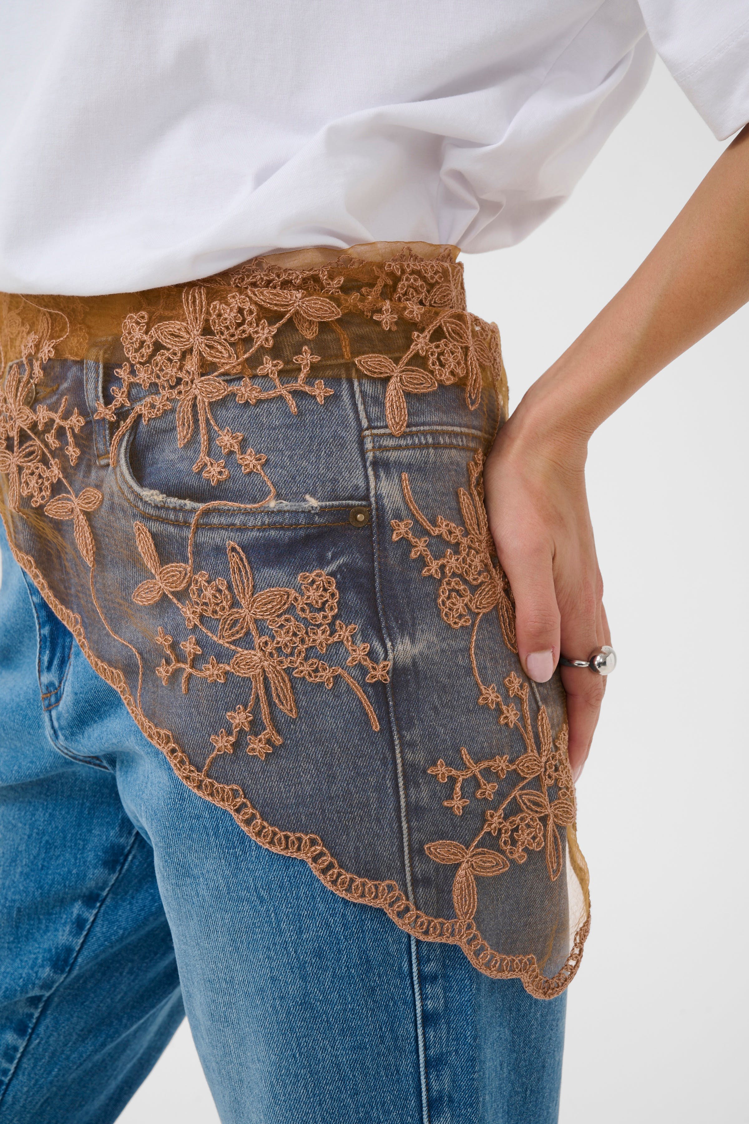 KAhally Blondeskjerf LOOKBOOK DETAIL 10512265-181312