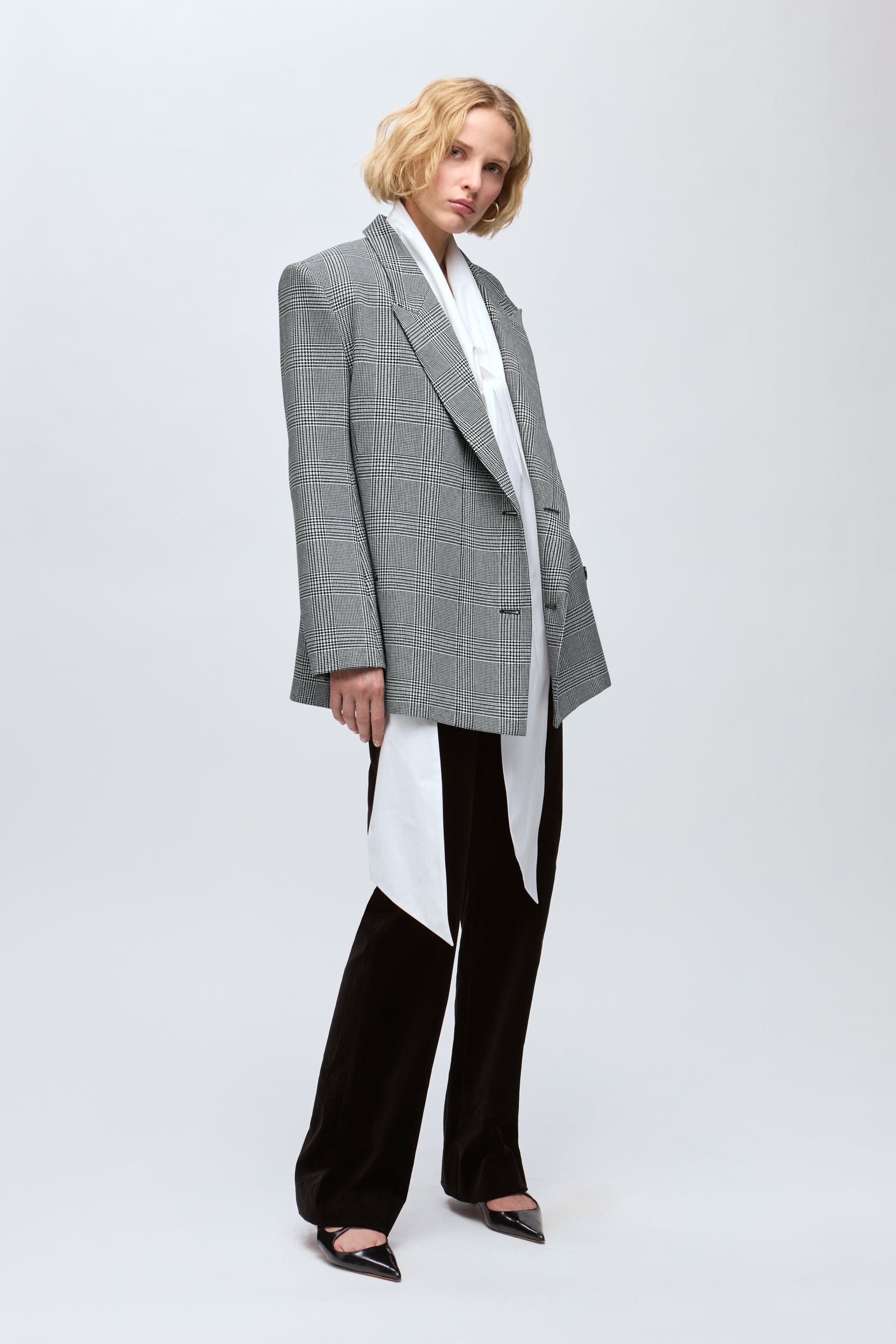 IOJunia Blazer LOOKBOOK FRONT 30600054-MC2161