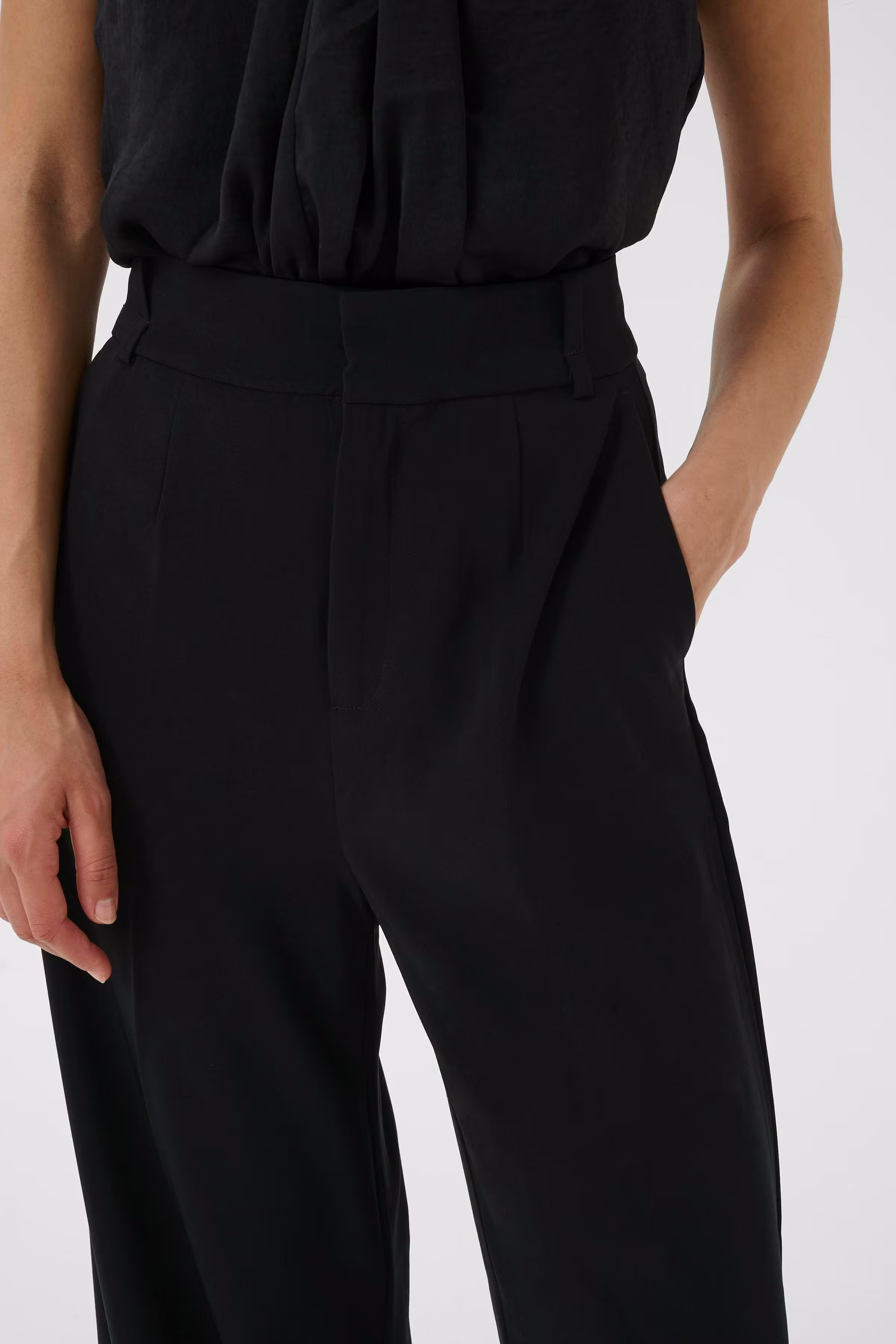AdianIW Trousers LOOKBOOK DETAIL 30107826-194008