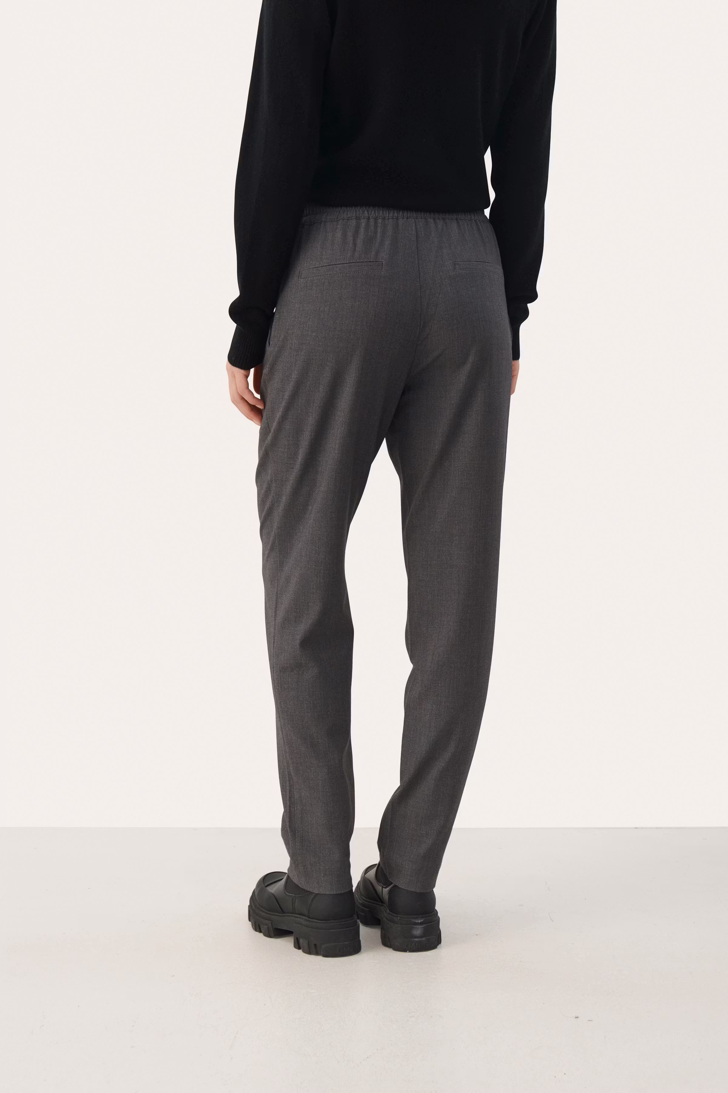 AlmaPW Hose LOOKBOOK BACK 30308266-1740161