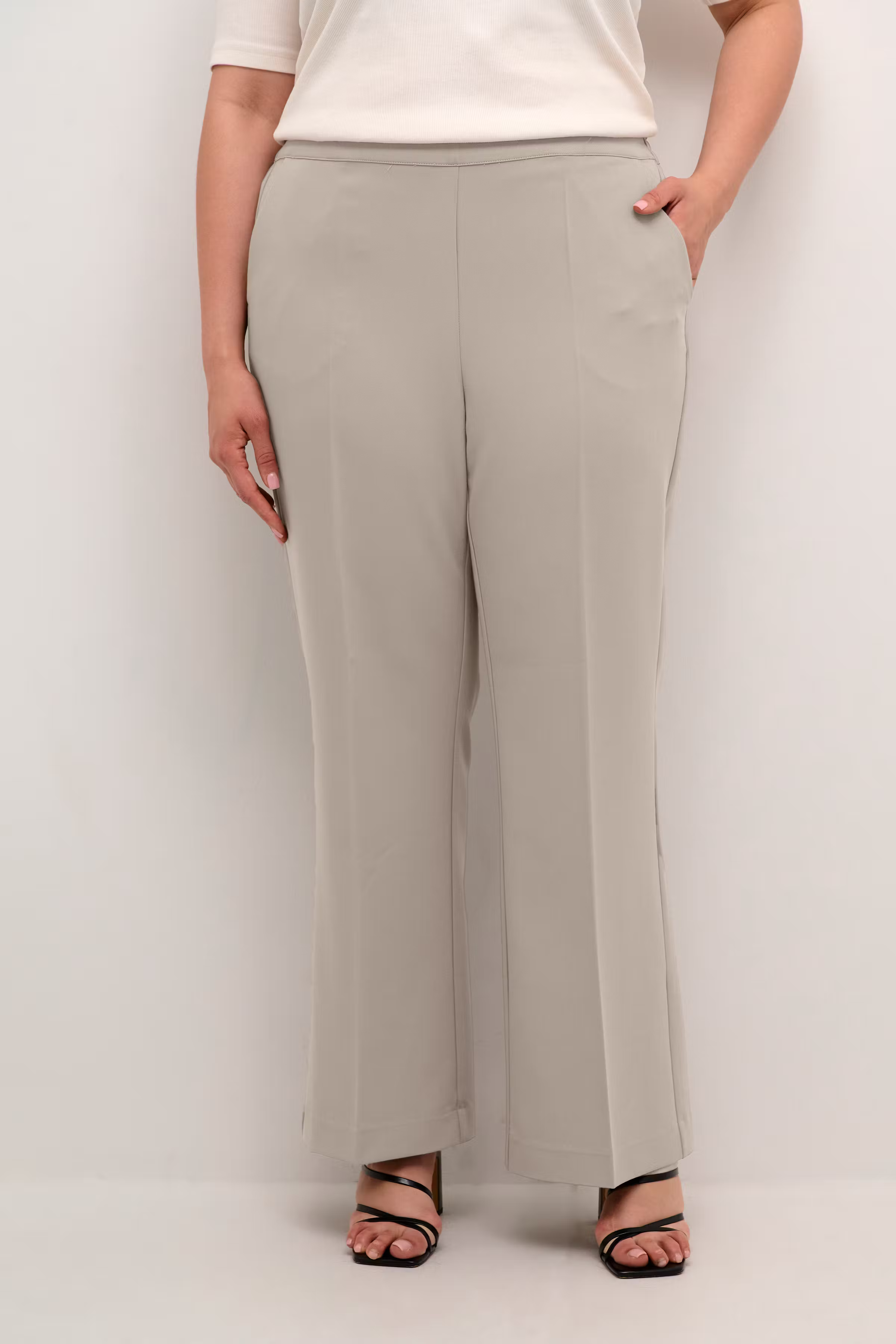 KCsakira Flared Trousers LOOKBOOK FRONT 10582588-1702051