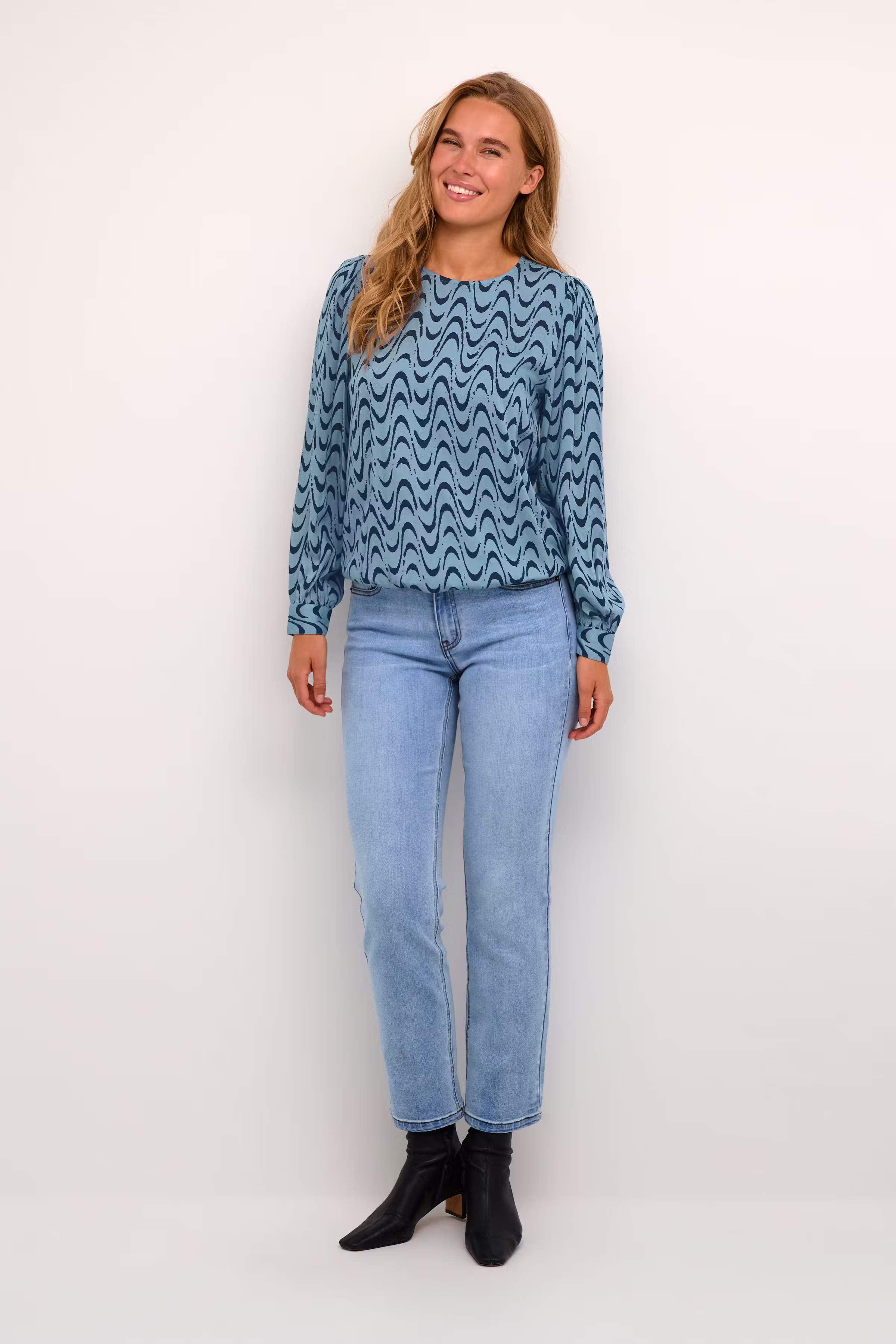 KAmira Top LOOKBOOK FRONT 10508286-105321