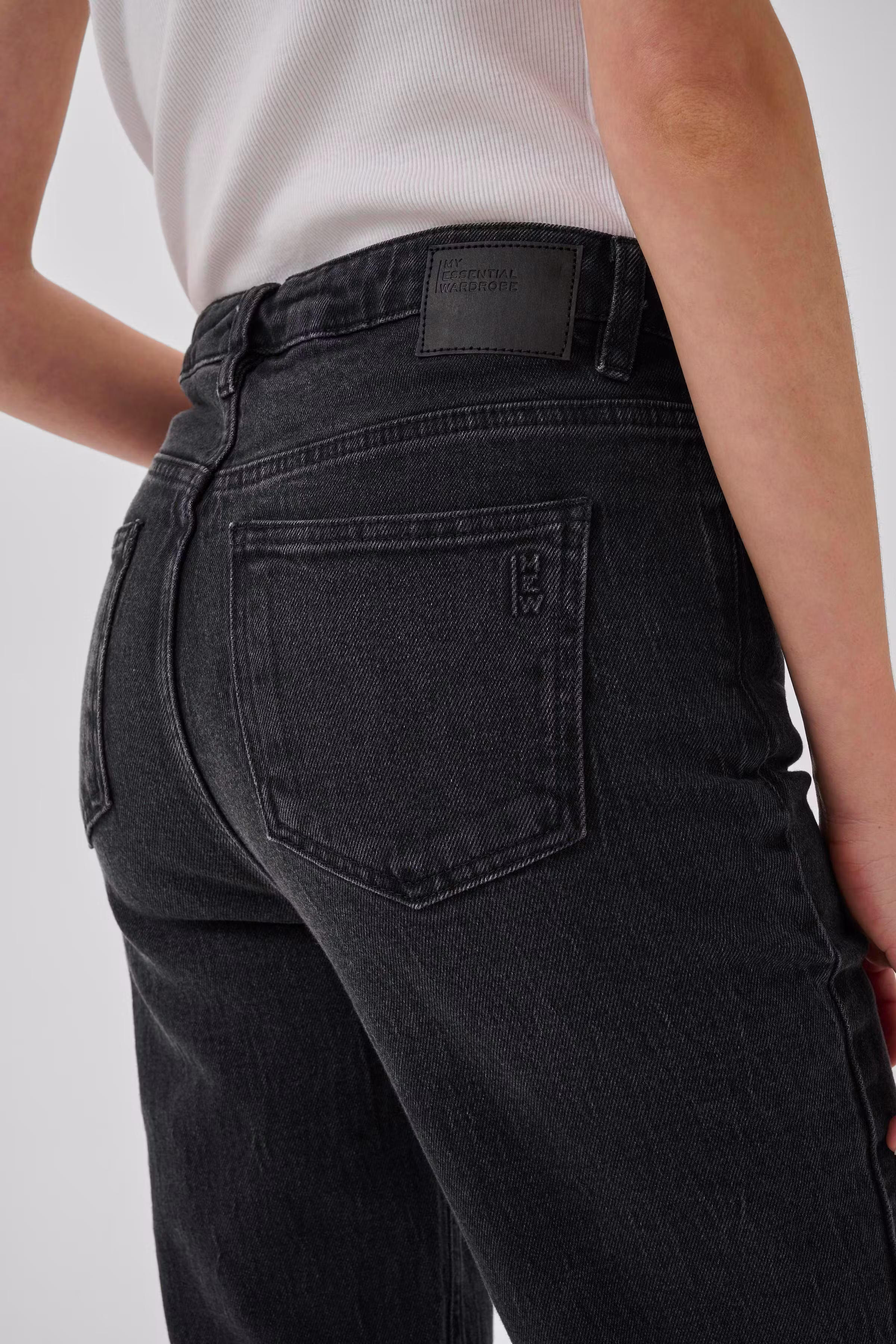 07 THE ISA HIGH STRAIGHT JEANS LOOKBOOK DETAIL 10705264-100070