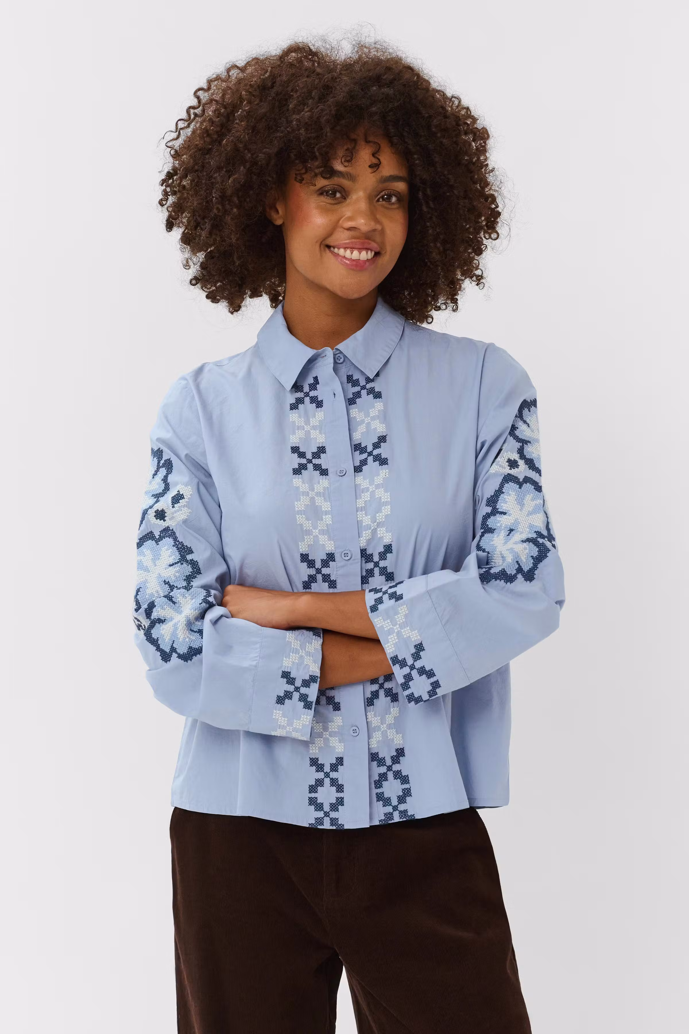 CUbreezy Skjorta med broderi LOOKBOOK FRONT 50112708-1000468