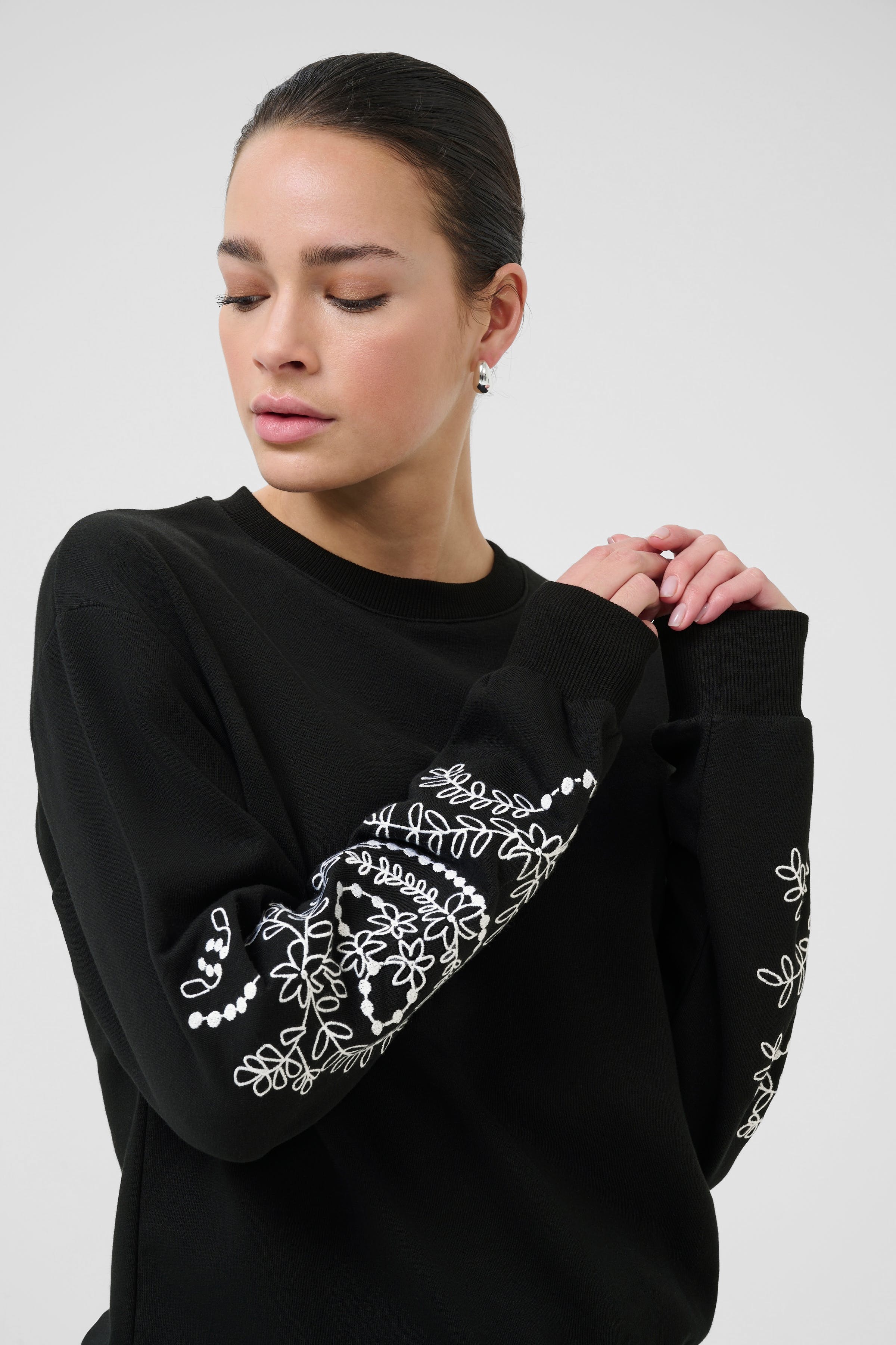KAvivian Sweatshirt LOOKBOOK DETAIL 10510664-100121