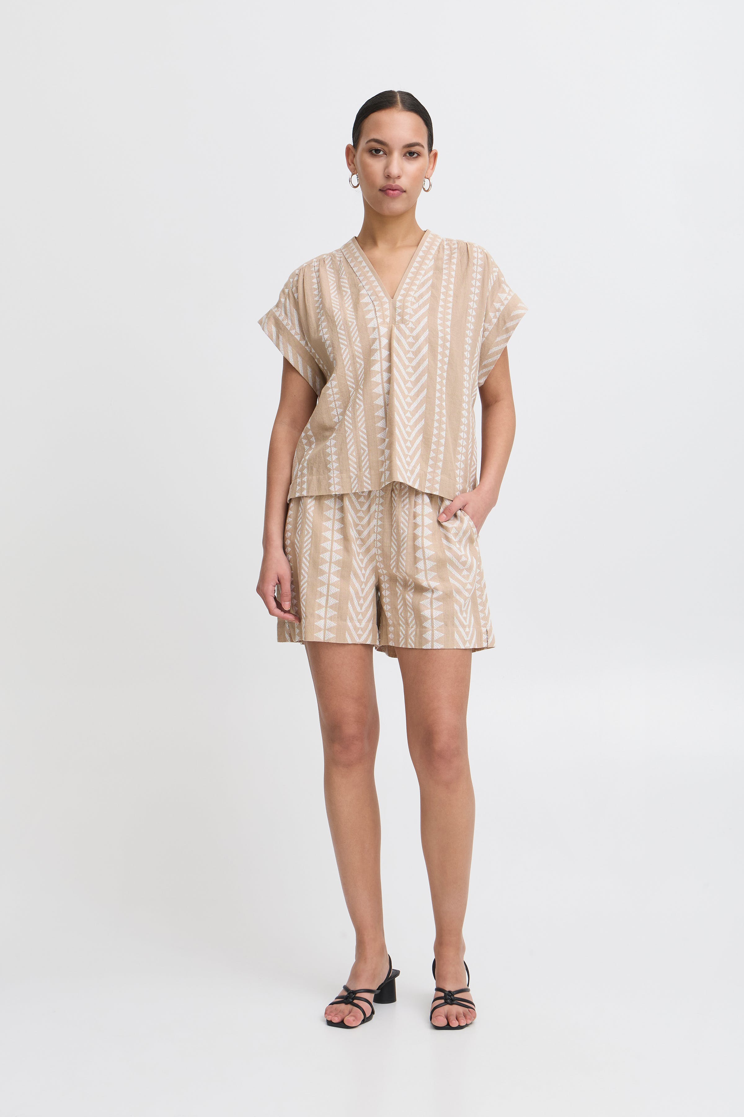 IHWALDINA Shorts LOOKBOOK FRONT 20123364-160906