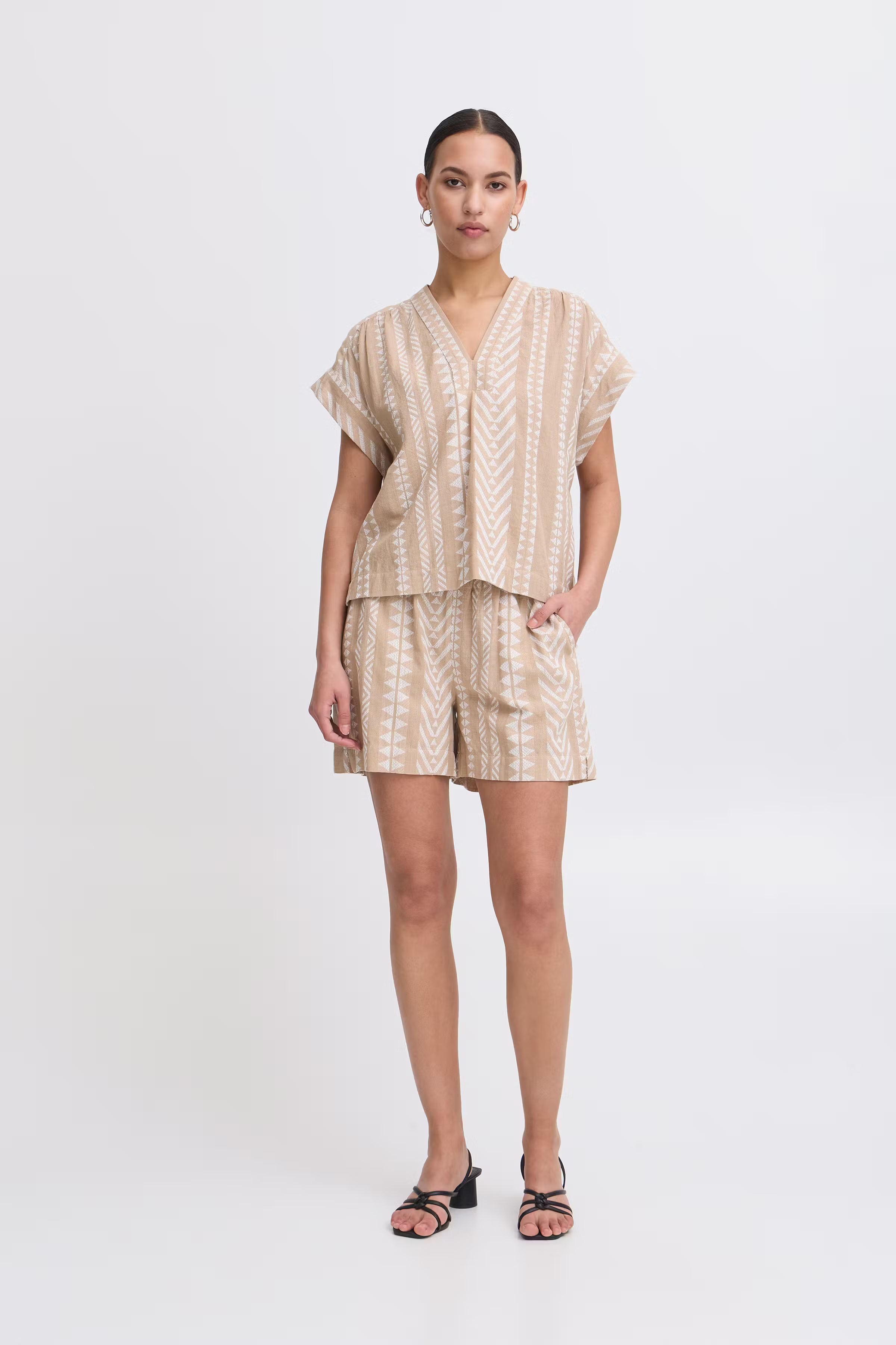 IHWALDINA Shorts LOOKBOOK FRONT 20123364-160906