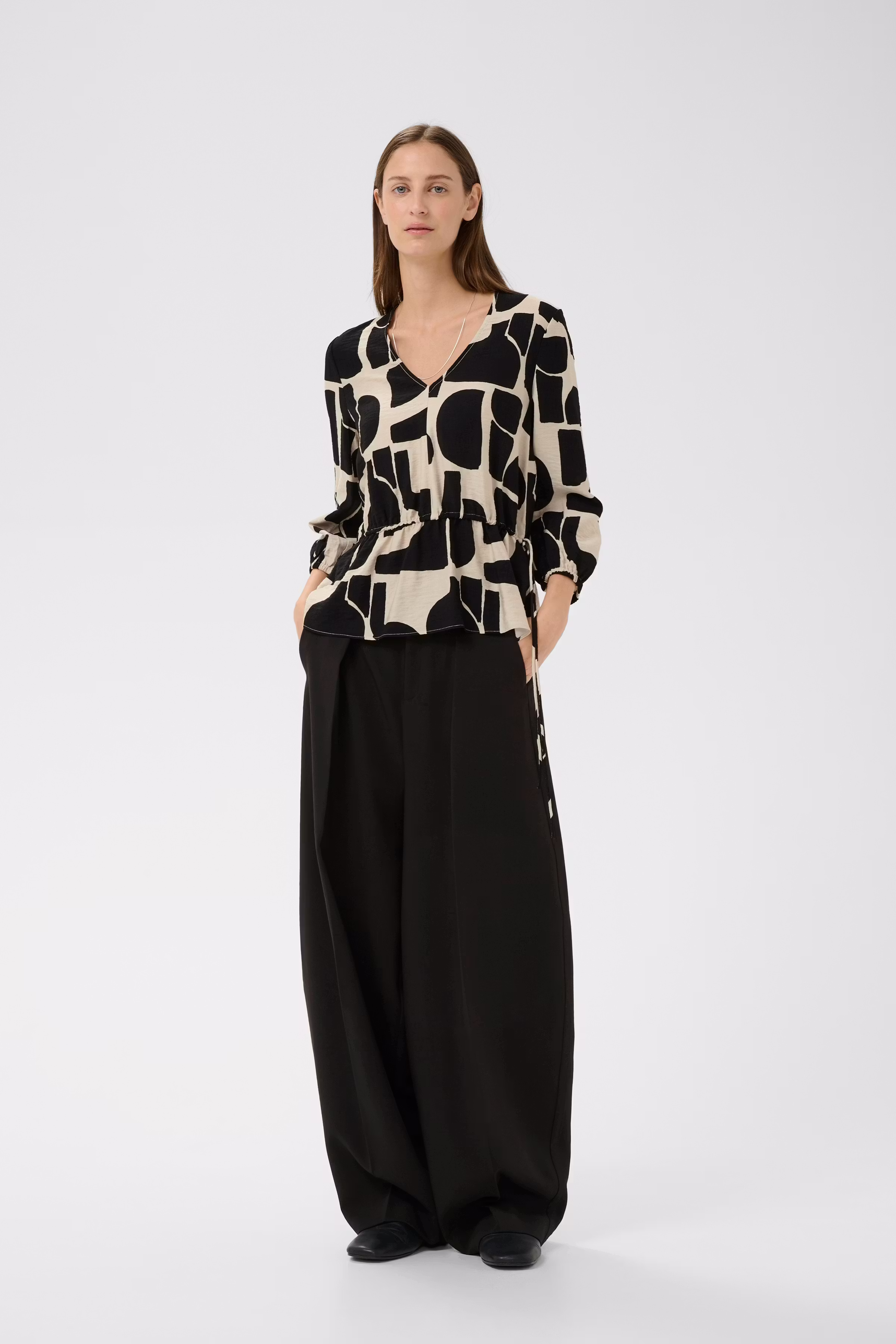 LYNNIW V-NECK Bluse LOOKBOOK FRONT 30112582-900008093