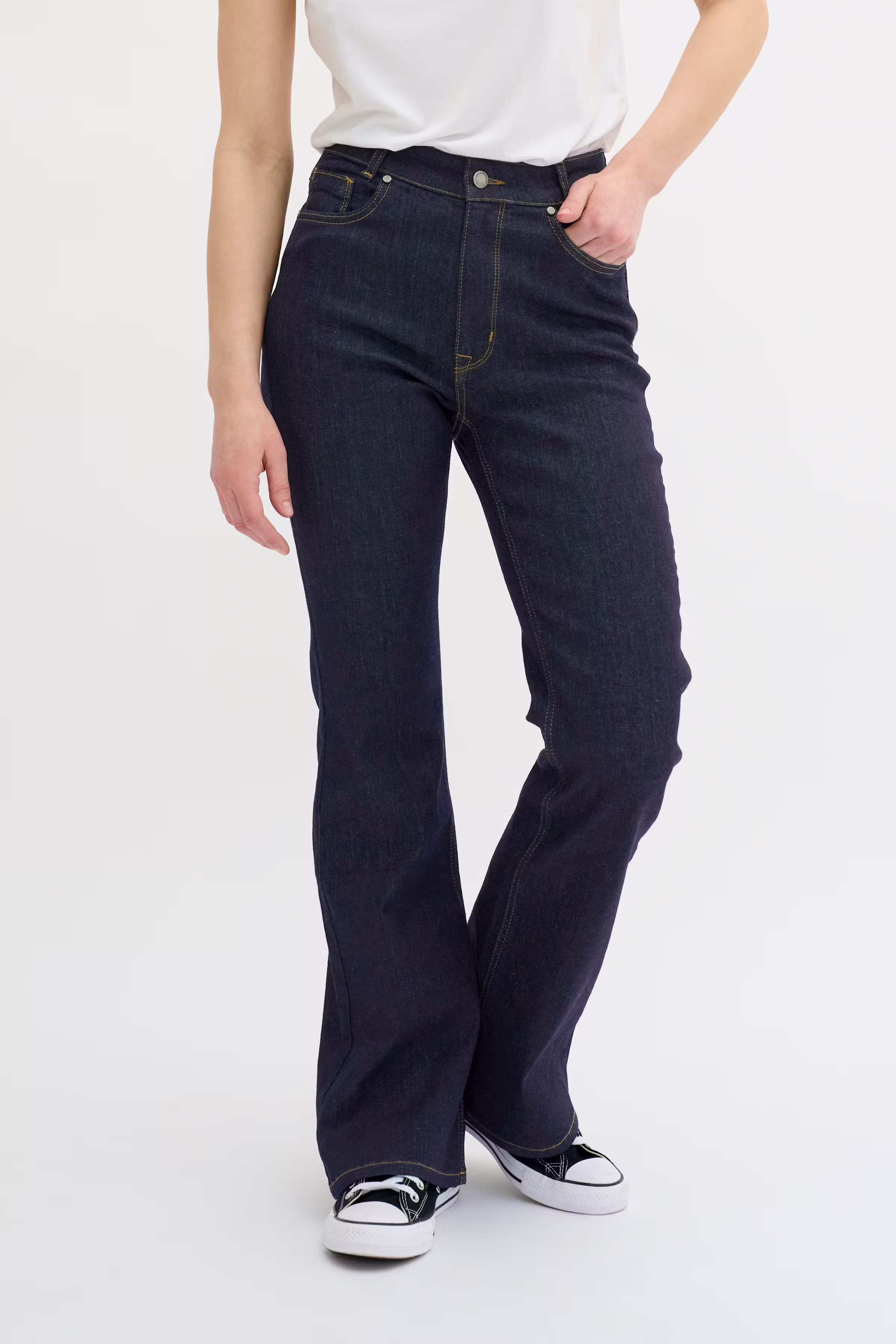 06 THE DEKOTA HIGH BOOTCUT JEANS  LOOKBOOK FRONT 10704358-100067