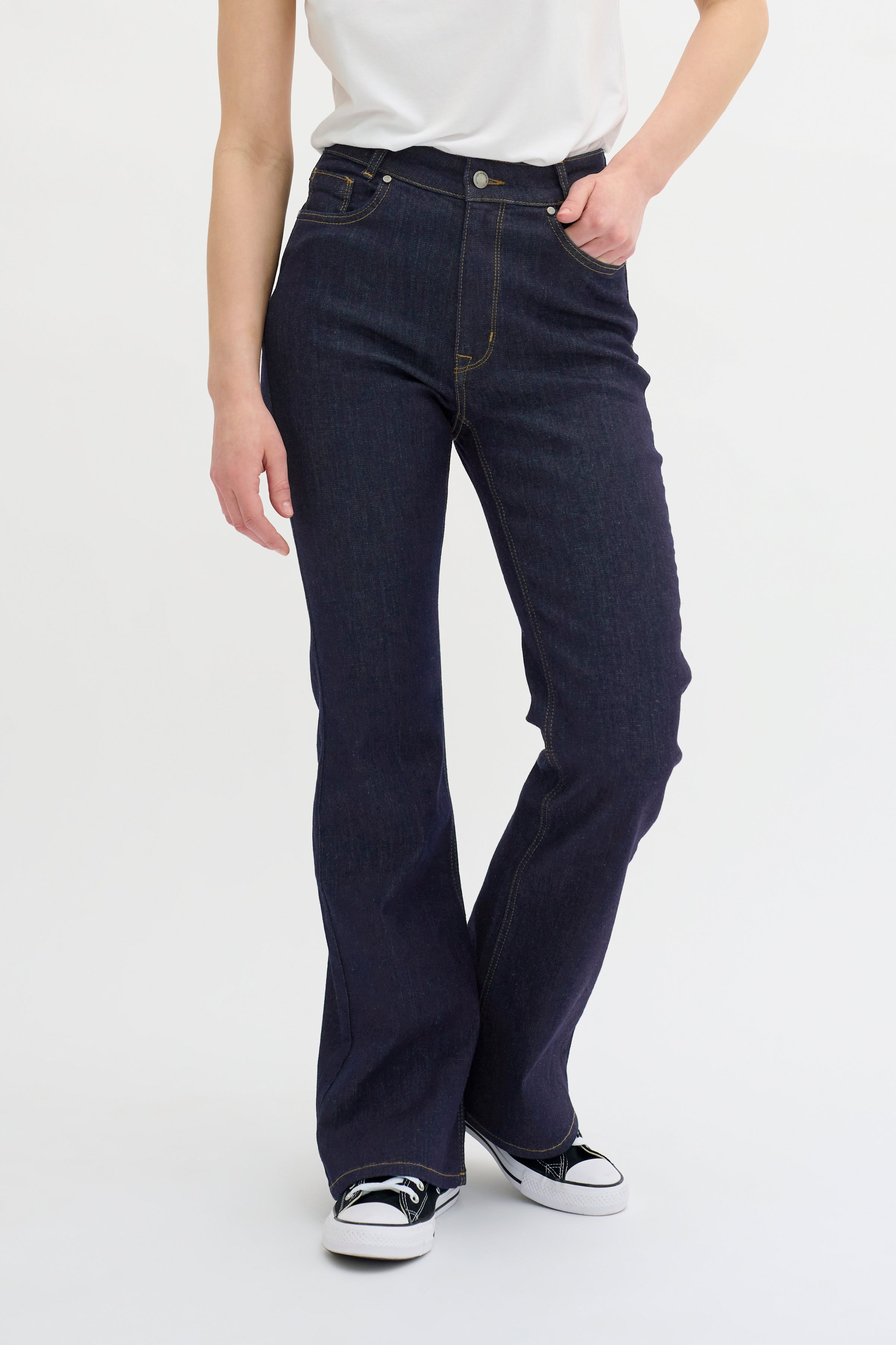 06 THE DEKOTA HIGH BOOTCUT LOOKBOOK FRONT 10704358-100067