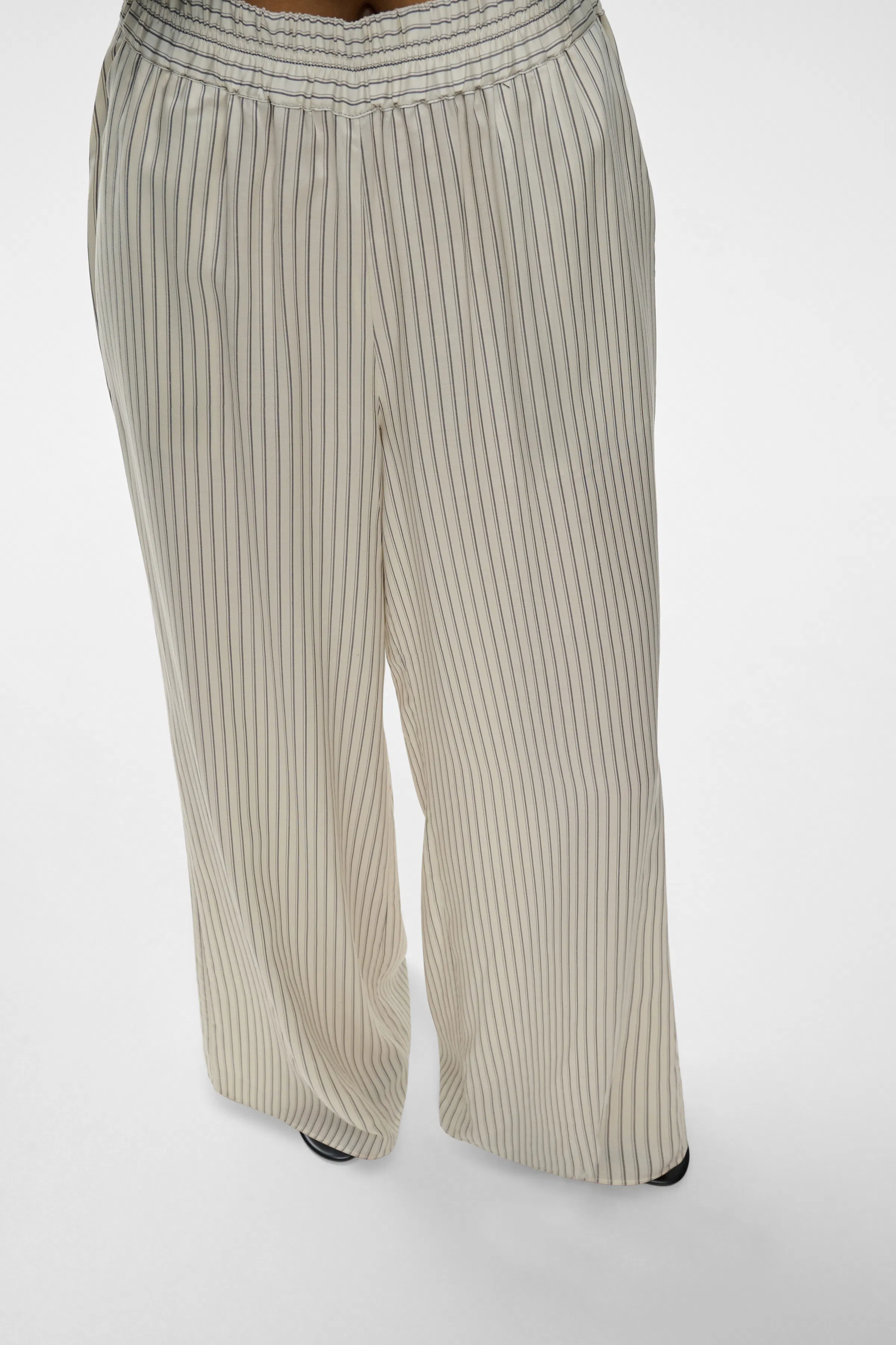 IOPIA Trousers LOOKBOOK FRONT 30600632-MC2167