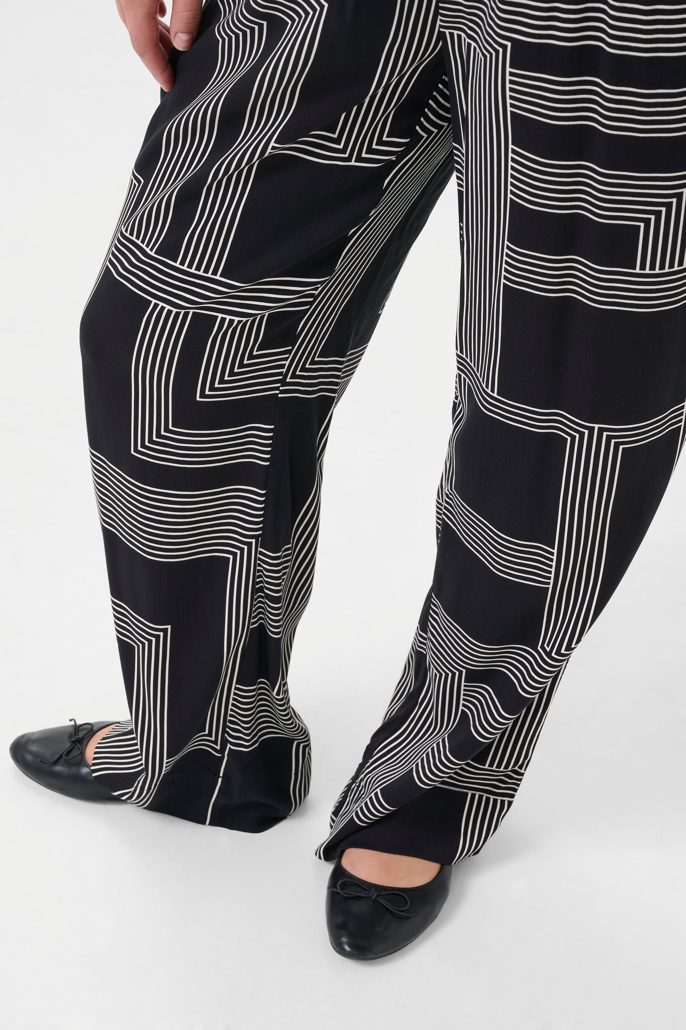 KCdonna Trousers LOOKBOOK DETAIL 10583425-107704