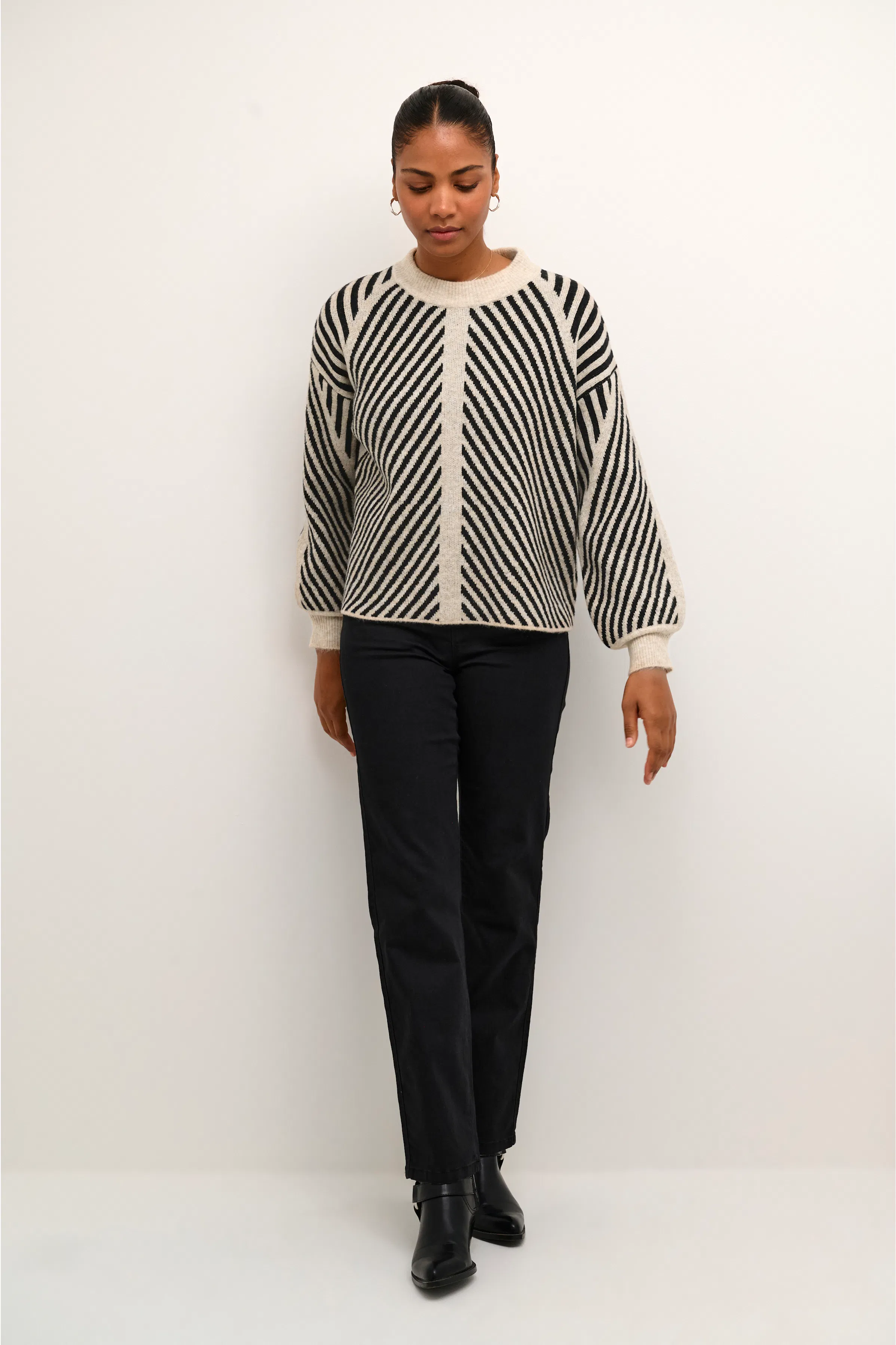KAvera Pullover LOOKBOOK FRONT 10507817-104825