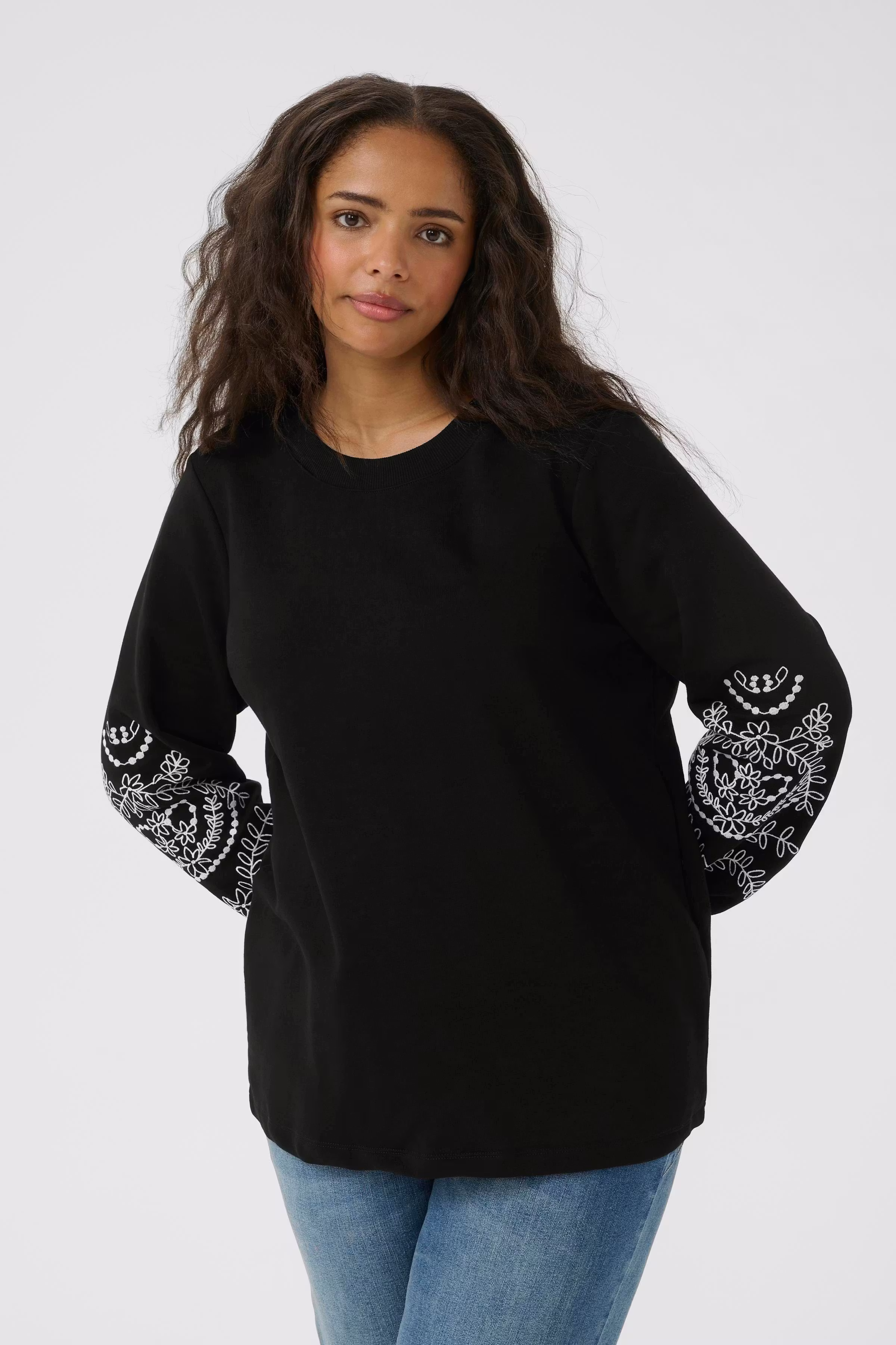 KCviva Sweatshirt LOOKBOOK FRONT 10583649-100121