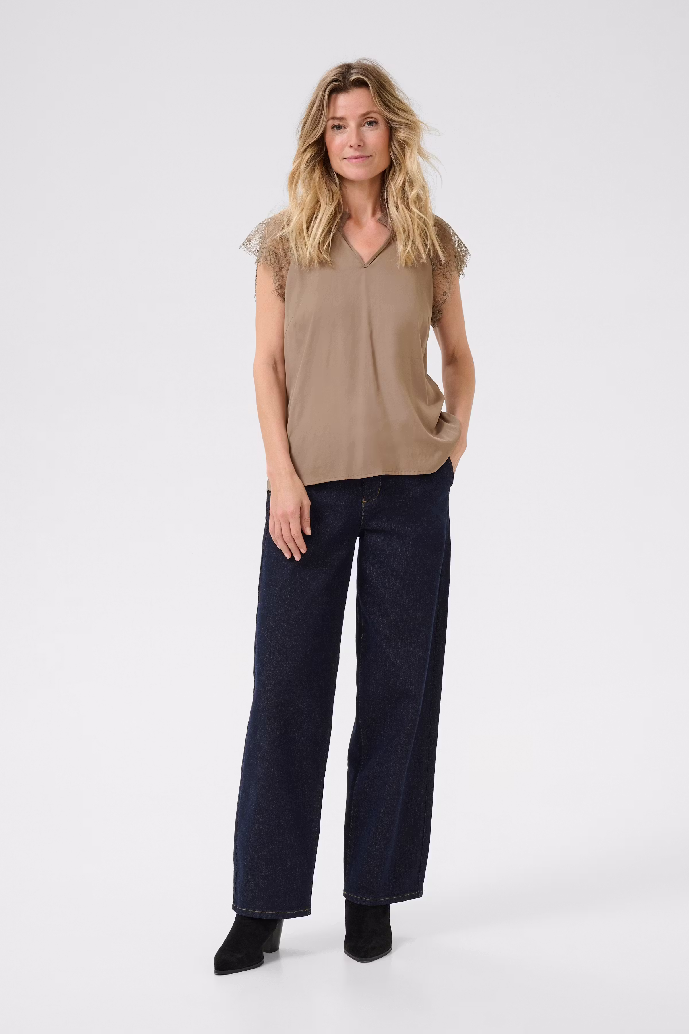 CRNola Blouse LOOKBOOK FRONT 10611693-170909