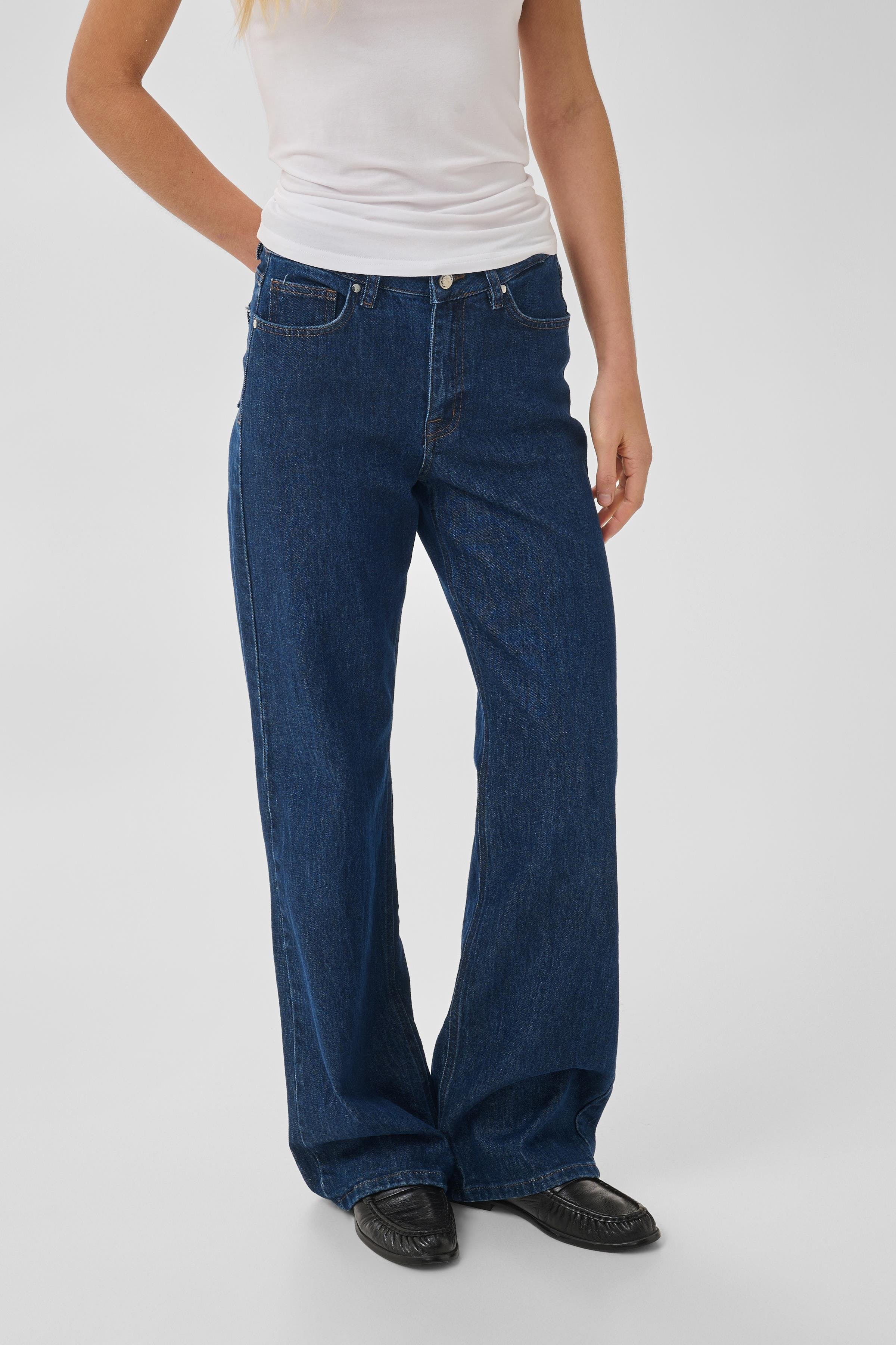 05 THE LOUIS HIGH WIDE JEANS LOOKBOOK FRONT 10704222-100067