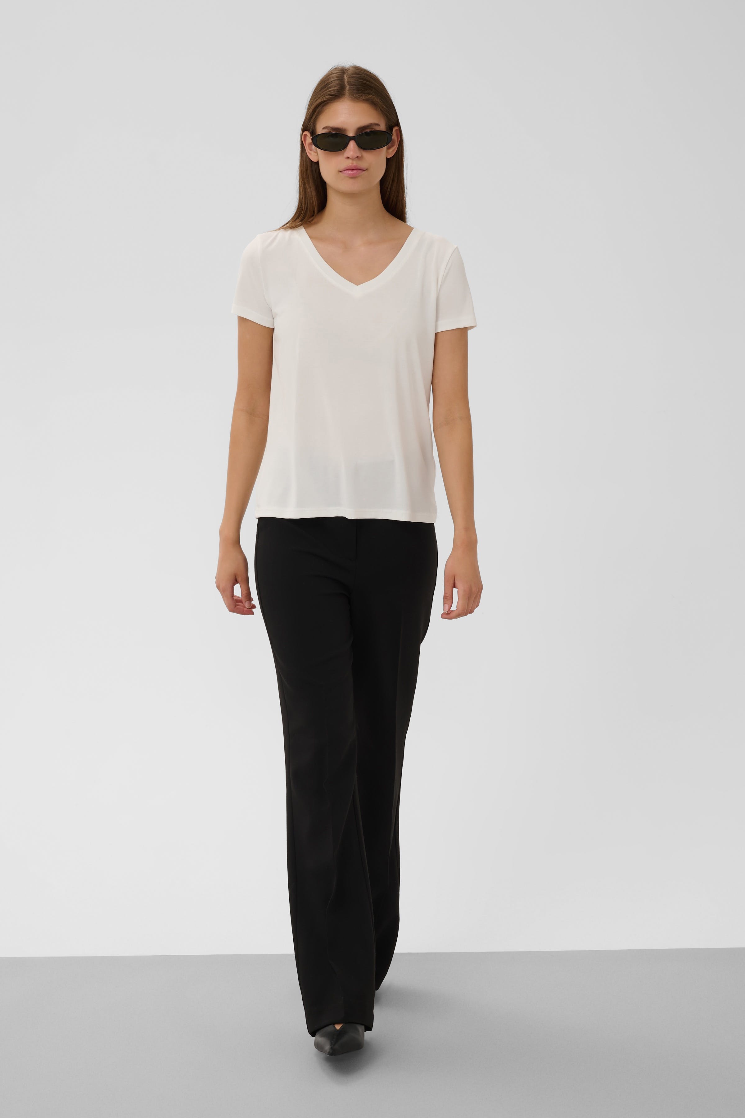 SLColumbine V-neck T-shirt LOOKBOOK FRONT 30404284-40093