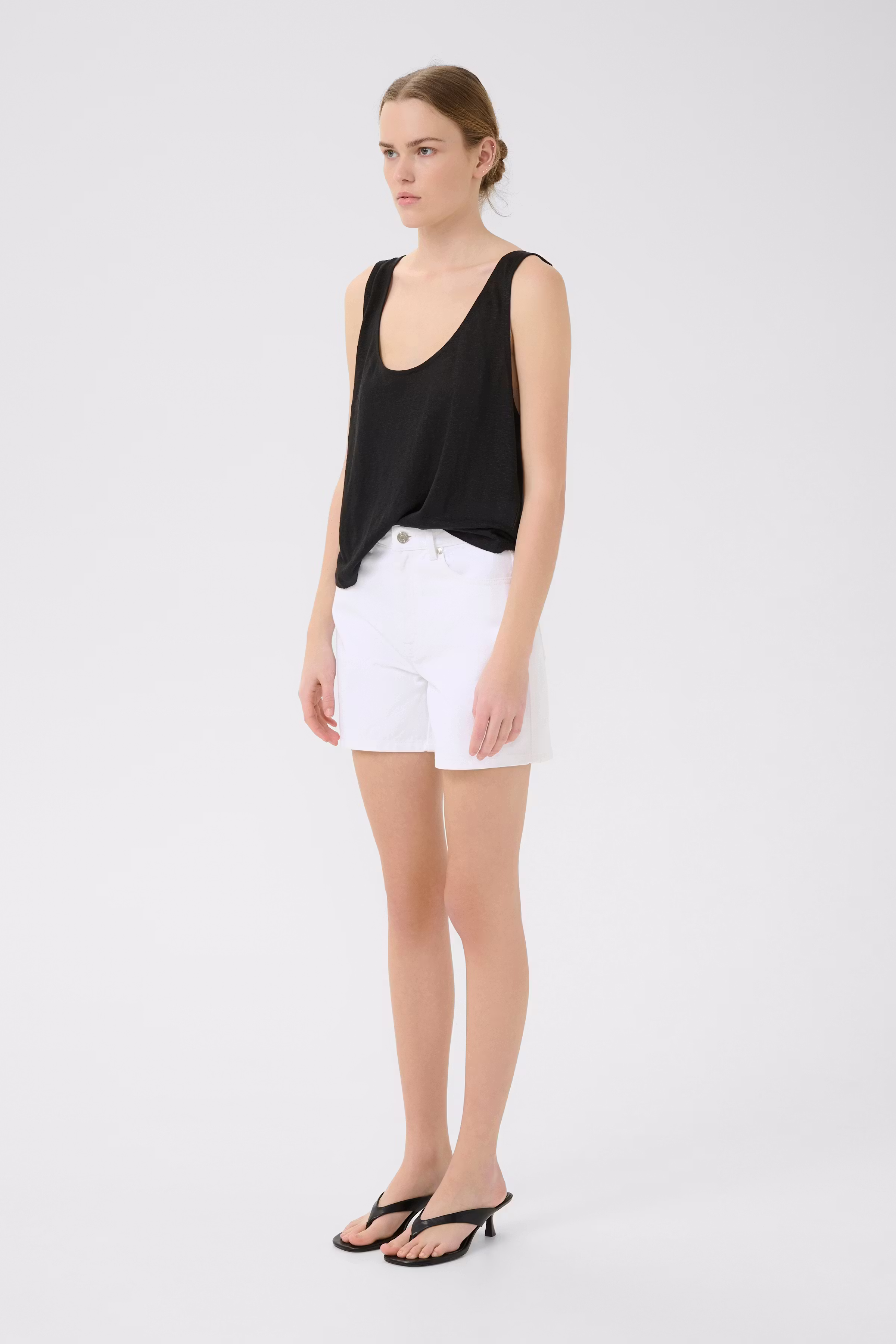 GZdena Shorts LOOKBOOK FRONT 10910525-110601