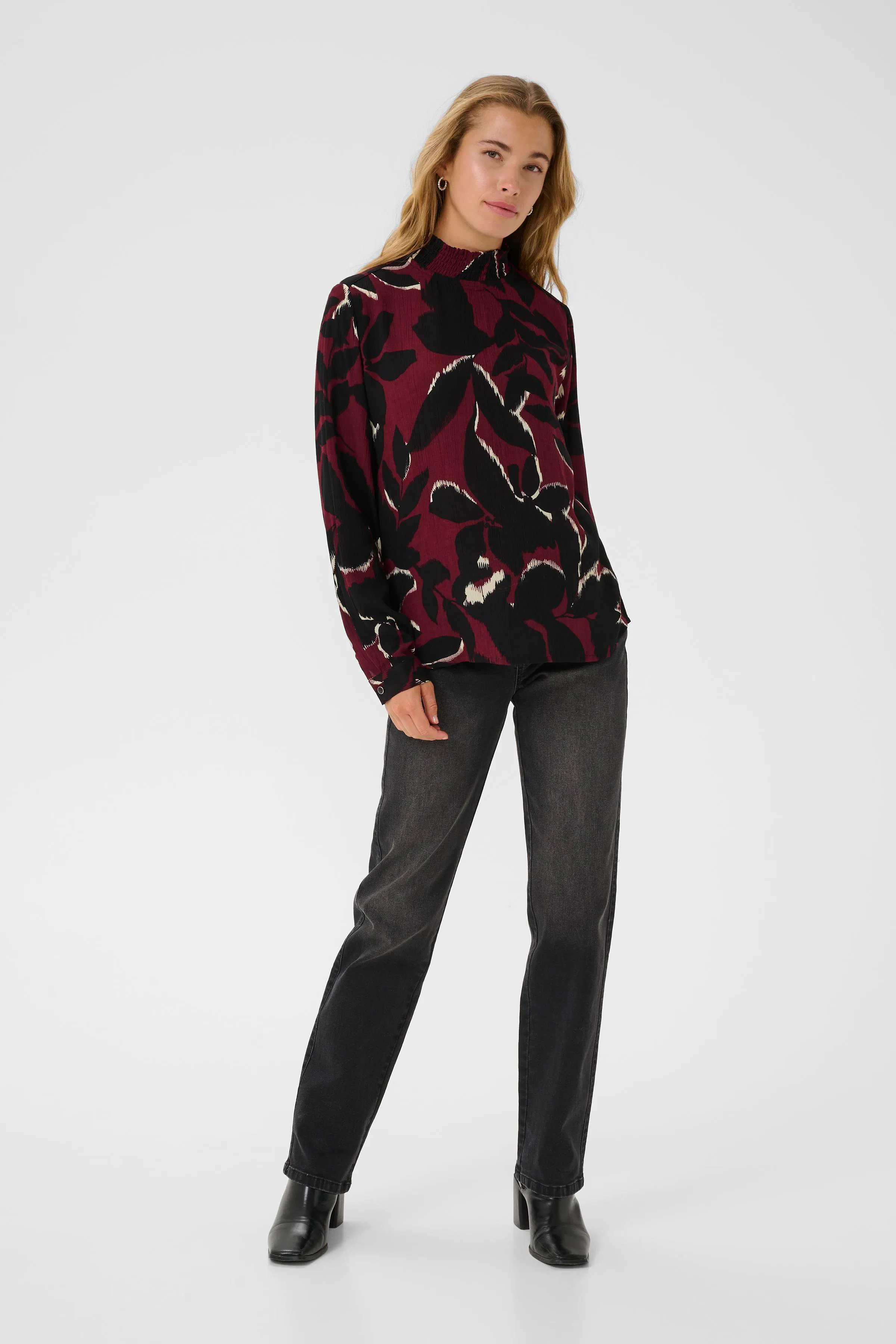 KAamber Bluse LOOKBOOK FRONT 10508258-108224
