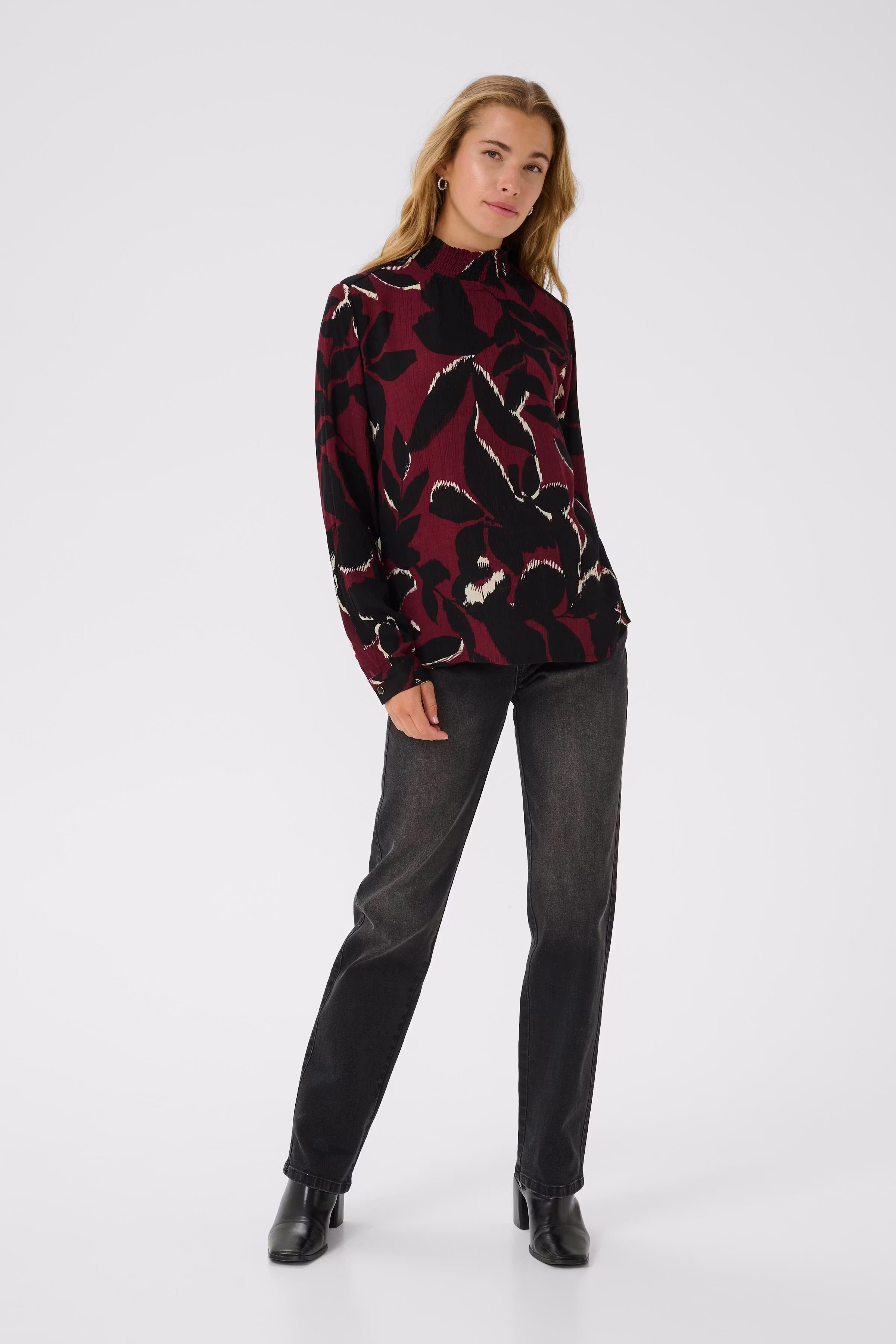 KAamber Bluse LOOKBOOK FRONT 10508258-108224