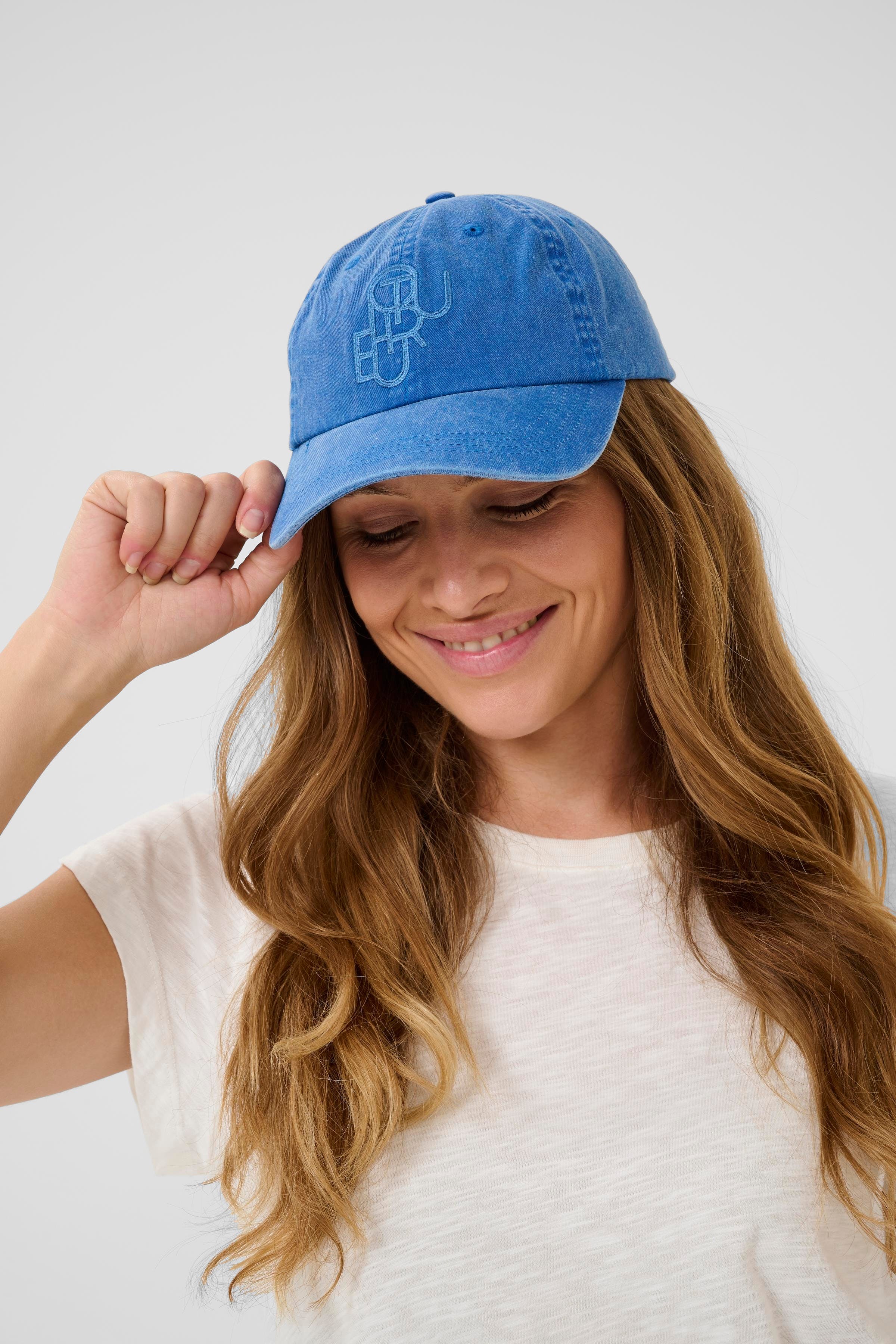 CUyessie Caps LOOKBOOK DETAIL 50112837-194050