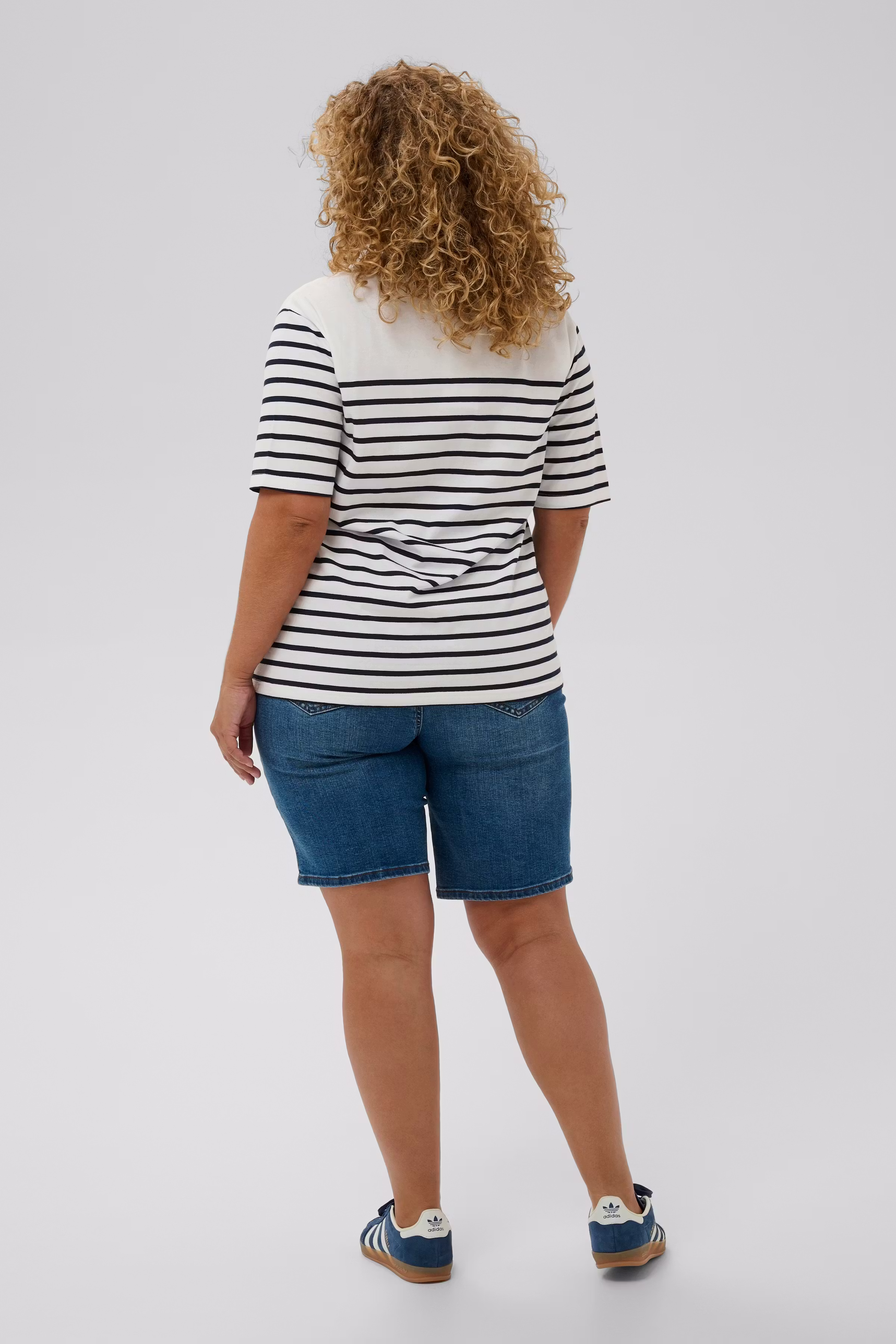 KCnalia T-shirt LOOKBOOK FRONT 10584129-109357